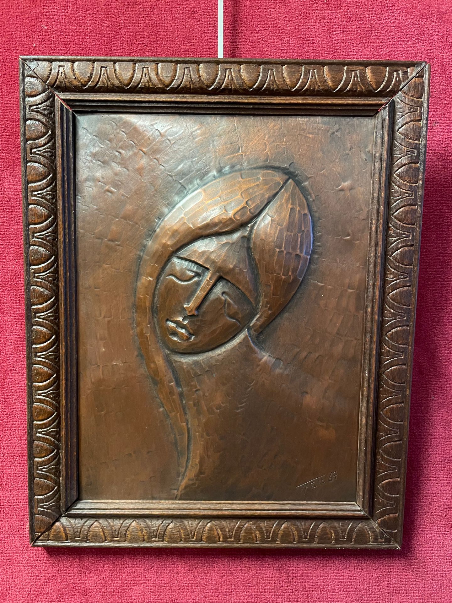 Null 现代艺术学院 女性半身像 铜板，饰以回纹，署名Tazio，日期67。