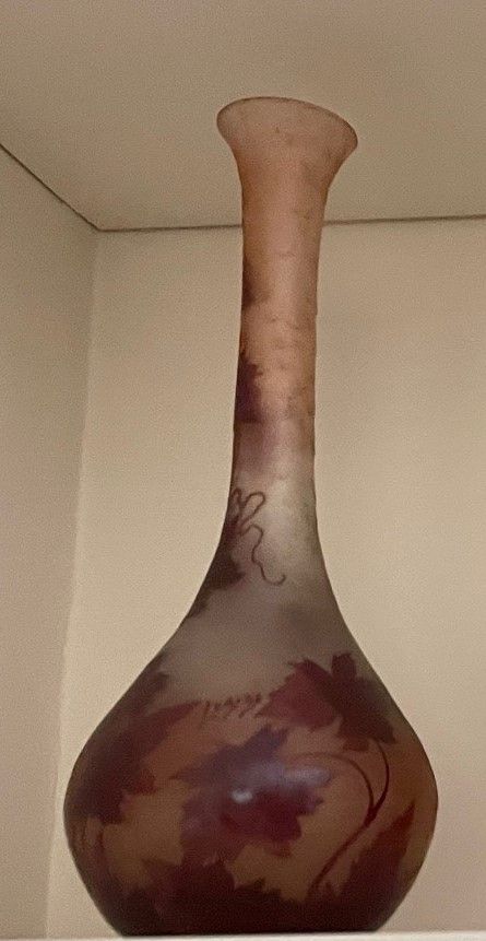 Null Mehrschichtige Vase aus Glas, verziert mit Zweigen und Ranken, signiert Leg&hellip;