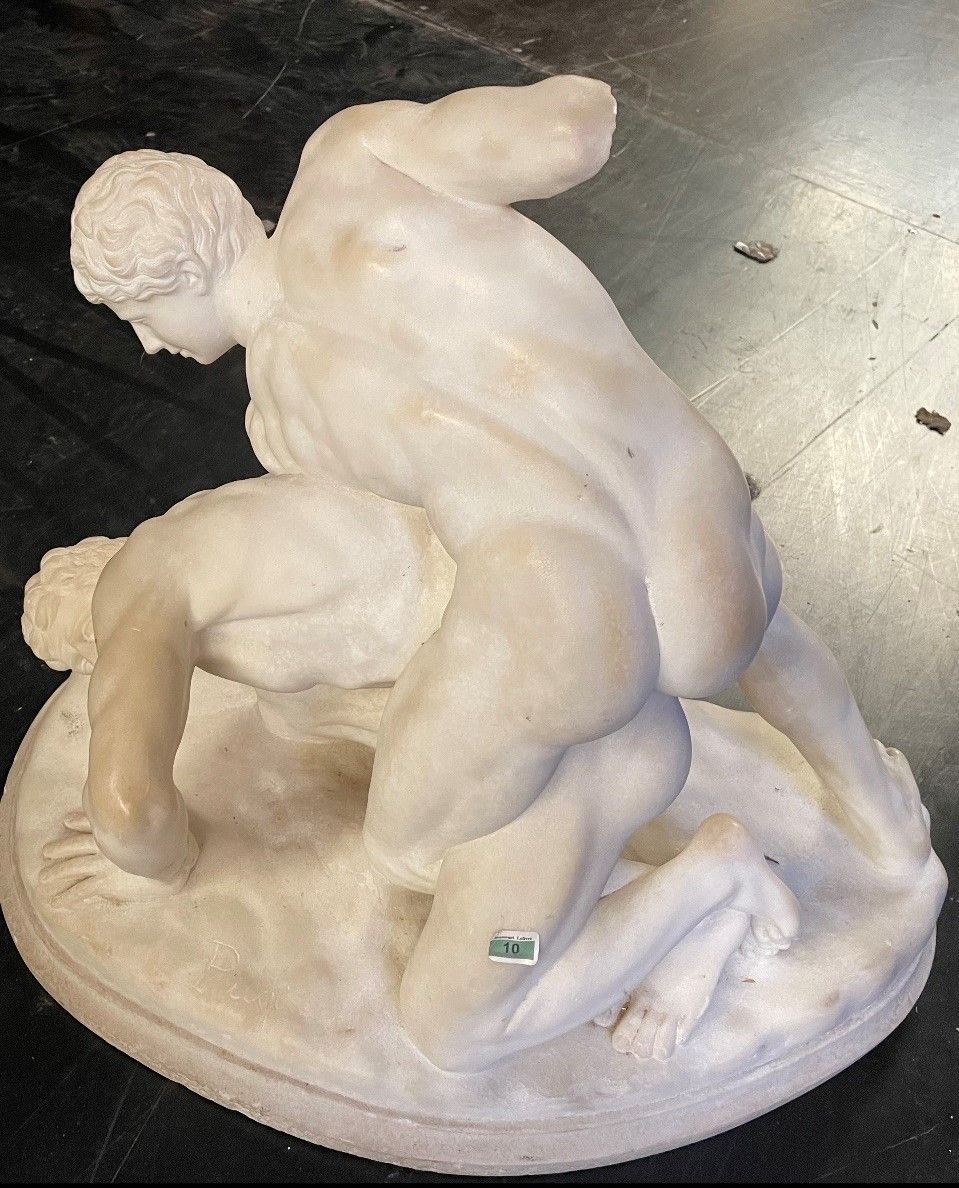 Null Sculpture en marbre blanc figurant deux lutteurs d après l Antique. (Manque&hellip;