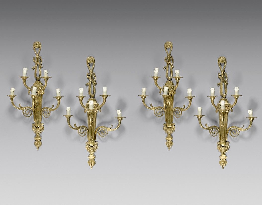 Null Vier Ormolu-Wandleuchter mit fünf Leuchten in drei Reihen. Stil Louis XVI. &hellip;