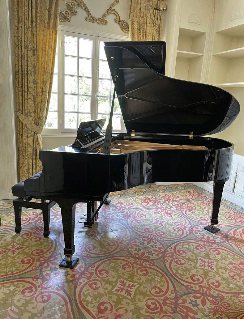 Null Fazioli黑漆木制四分之一三角钢琴，型号183，编号1830350，有其盖子，一个可调节的凳子和一把钥匙。长度：170厘米
