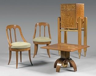Null 一对樱桃木椅子，有镂空的贡多拉椅背。马刀腿。直线式高度：84厘米 宽度：48厘米