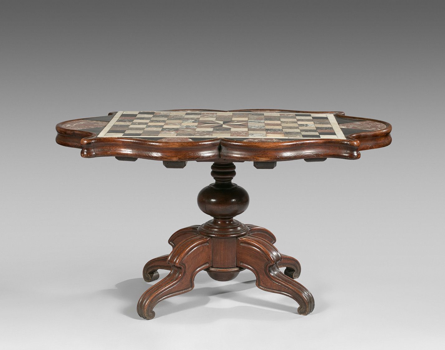 Null 橡木基座桌，上面有一个多裂纹装饰，周围有一个马耳他十字架的棋盘式镶嵌大理石样品。阳台轴在一个四角形的底座上。19世纪。高度：68厘米 - 宽度：77厘&hellip;