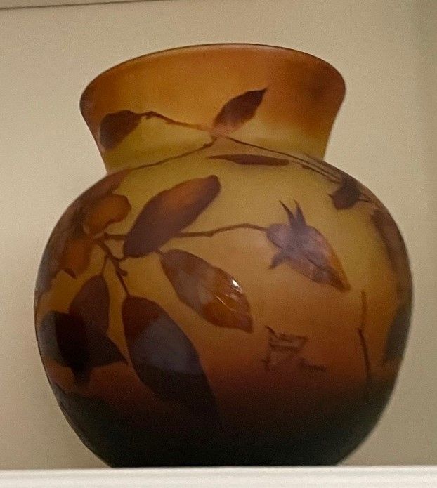Null Vaso in vetro multistrato ambrato con fiori firmato Daum Nancy. Altezza: 28&hellip;