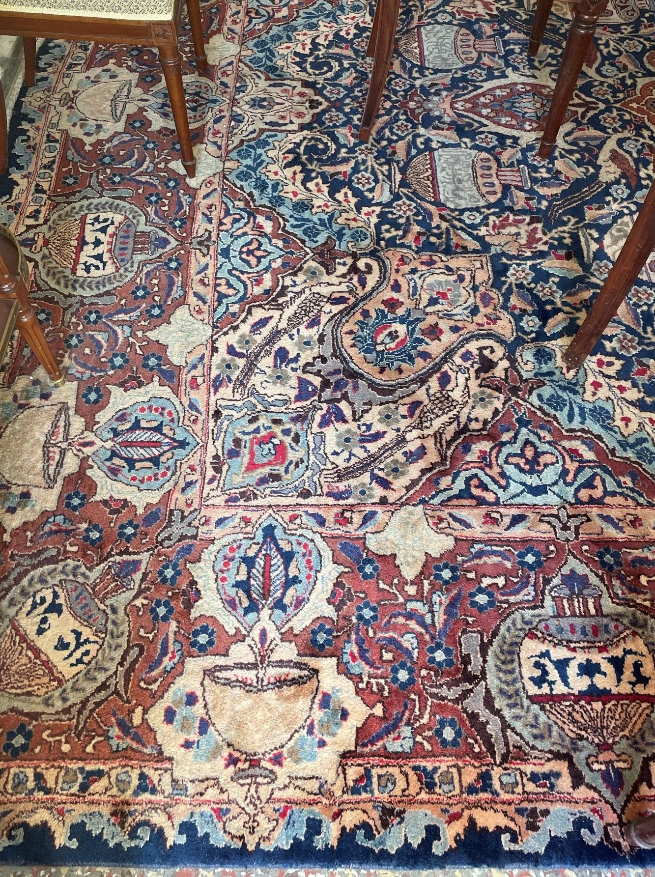 Null 大地毯上装饰着花瓶、叶子和鸟类，在蓝色背景上有一个多裂纹的奖章。钩状边界。长：400厘米 宽：310厘米