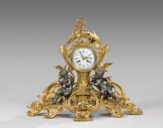 Null Eine Uhr aus vergoldeter Bronze, verziert mit Blattwerk und zwei Musikerbär&hellip;