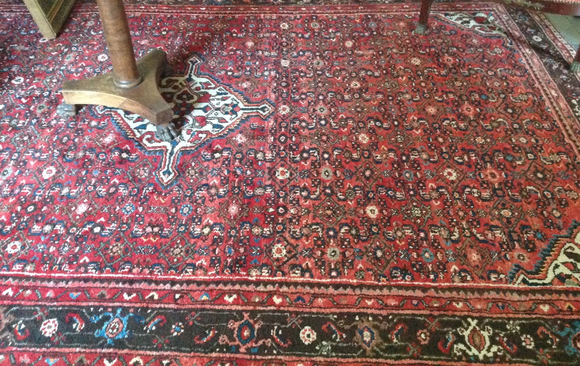 Null Persian carpet with herati decoration on a red background decorated with a &hellip;