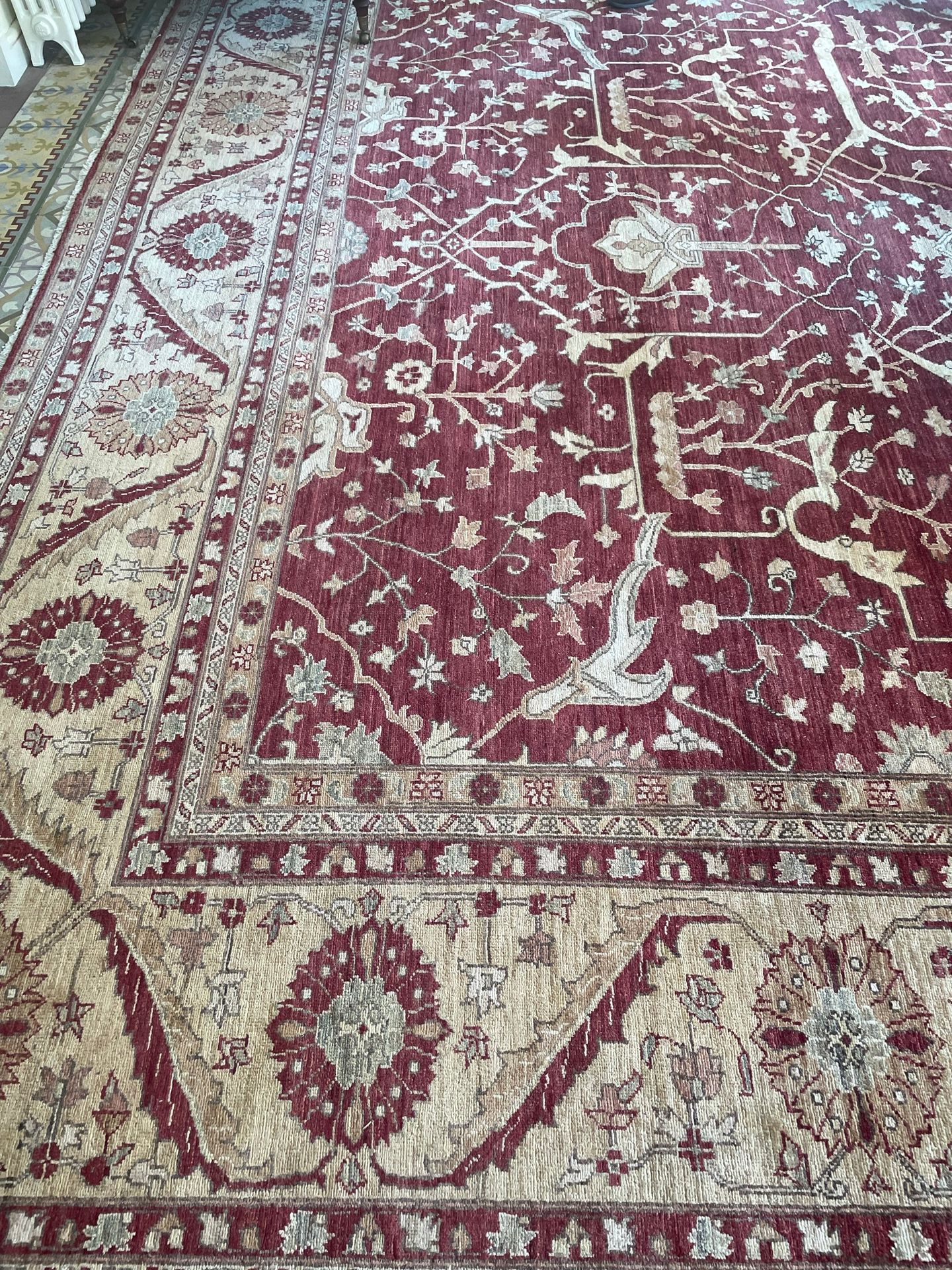 Null 大地毯上装饰着红底的树叶。边框在六个辫子之间装饰着叶子和玫瑰花。长：500厘米 宽：400厘米
