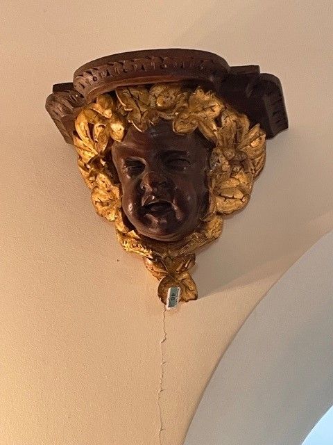 Null 一对小橡木挂架，在金叶子的皇冠上雕刻着脸。高度：21厘米 宽度：25厘米