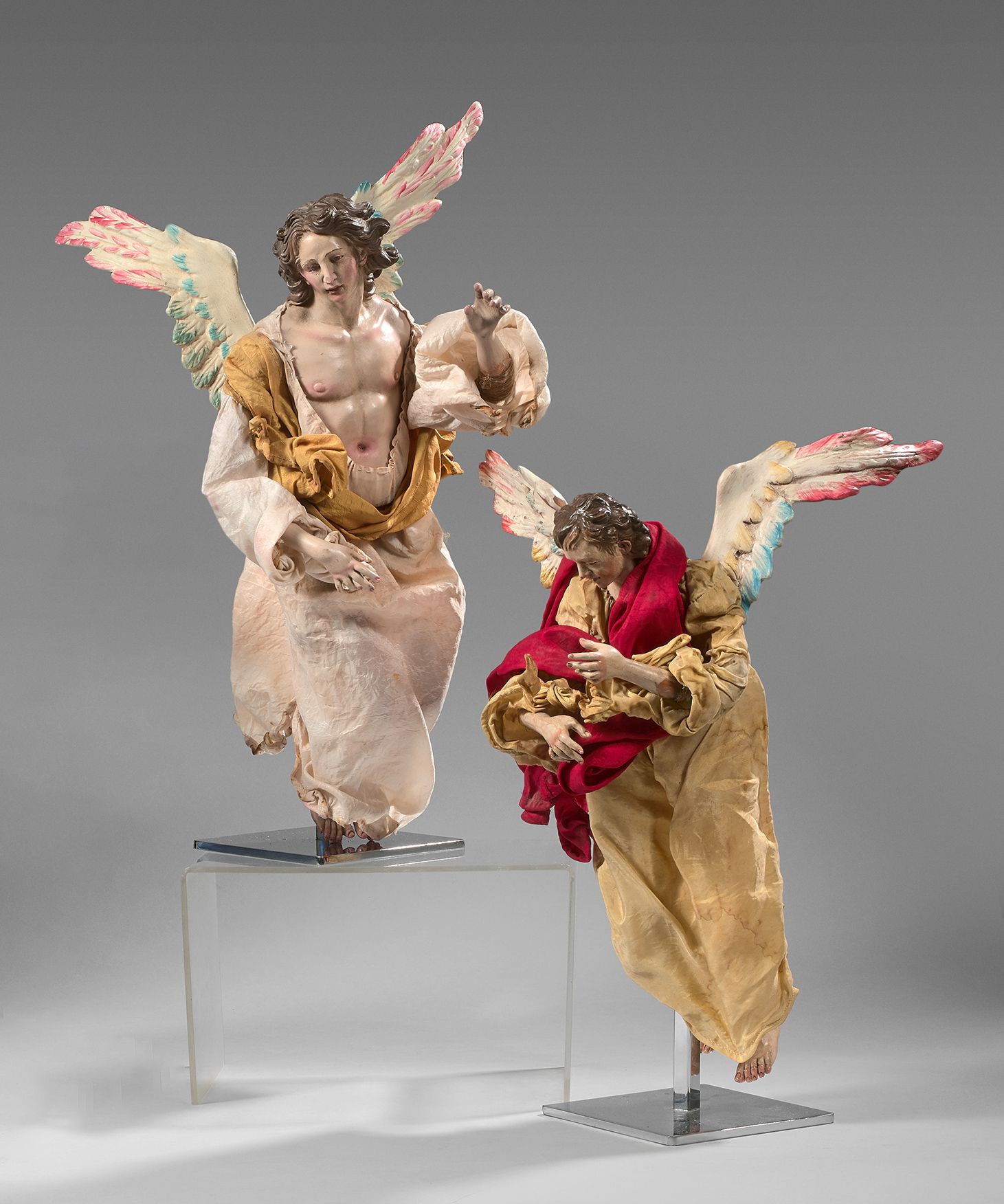 Null Trois grandes statuettes d'anges dans les nuées en bois sculpté polychrome.&hellip;