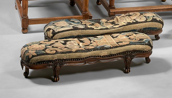 Null 一对长方形榉木小脚凳，六条卷曲的叶子腿。
路易十五风格。
椅垫上有17世纪的挂毯。
高度：16厘米 - 宽度：77厘米
深度：23厘米