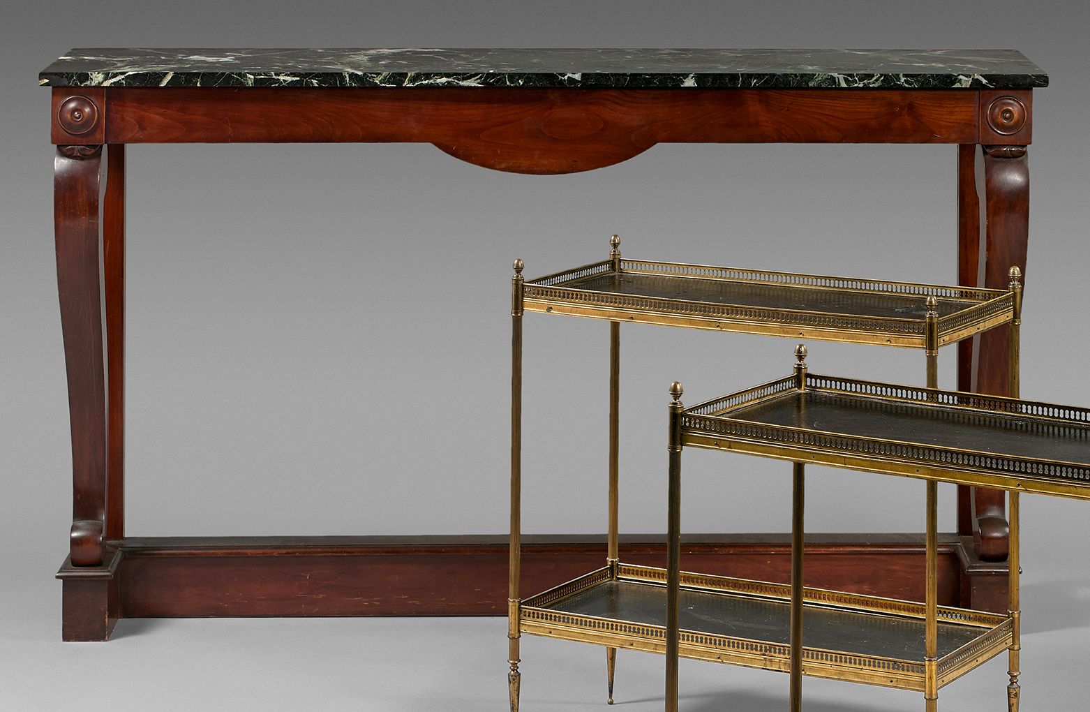 Null 狭长的桃花心木餐具柜，底座上有两个拱形的立柱。海绿色大理石桌面。
帝国风格。
高度 : 90 cm - 长度 : 150 cm
深度 : 36 cm