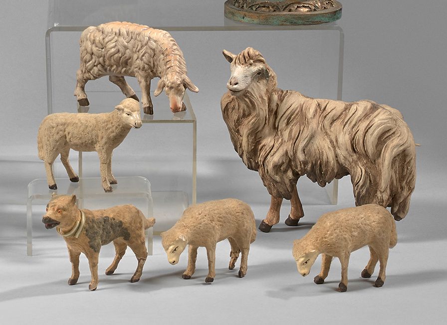 Null Fünf Schafe und ein Hund aus Terrakotta, Holz und Komposition.
Länge: 9,5 b&hellip;