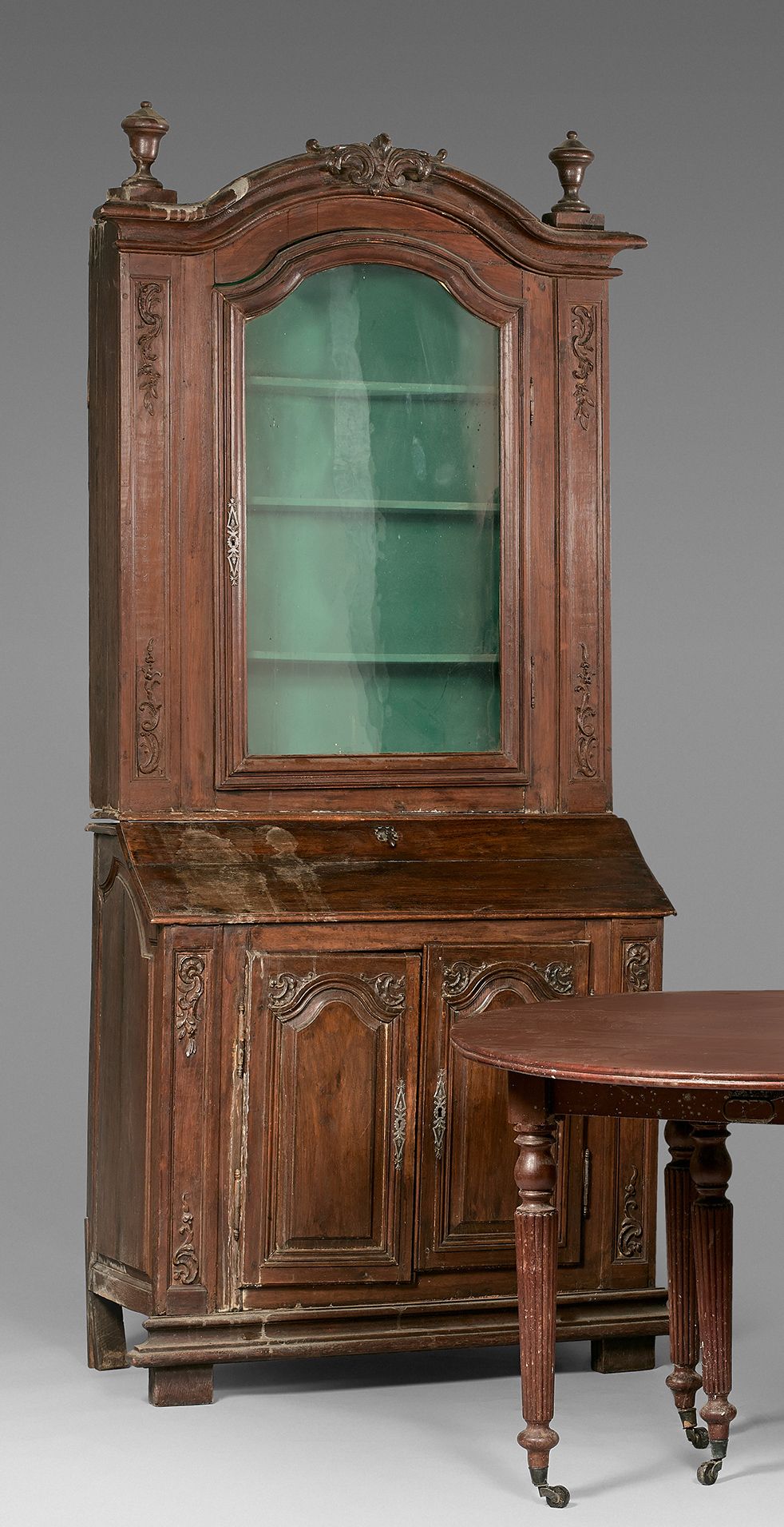Null 两体式餐具柜，上部开有一个拱形玻璃门，中间有一个讲台，下部开有两片叶子。
19世纪的北方作品。(损坏和丢失的部件）。
高度 : 225 cm - 宽度&hellip;