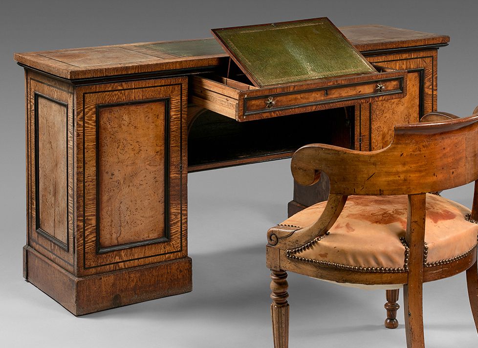 Null 
维多利亚时期的平面书桌，有两片叶子和一个中央抽屉。(褪色，小事故）。
高度 : 80 cm - 宽度 : 159 cm
深度 : 47 cm