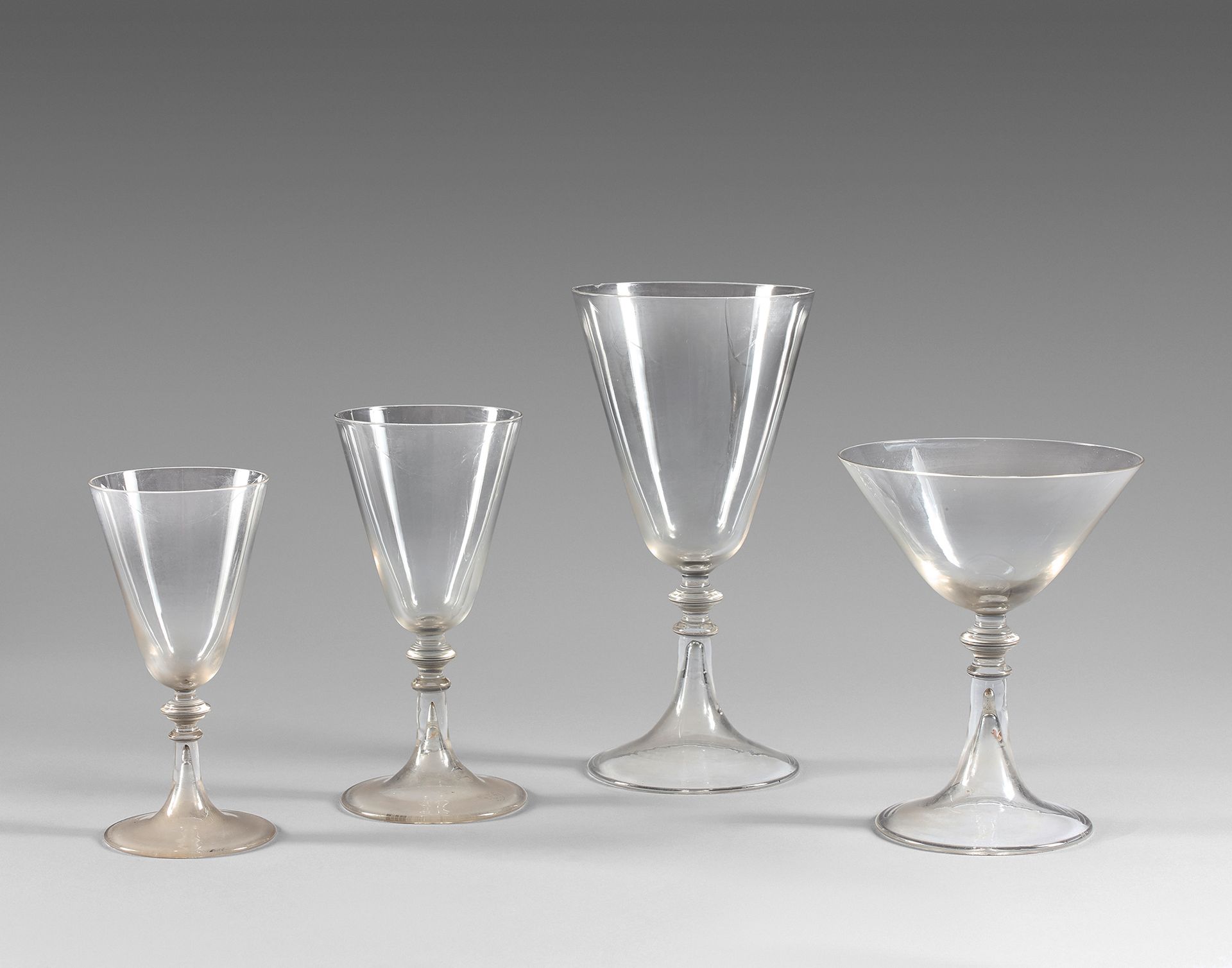 Null 
一套水晶柄杯，包括：17个香槟杯，10个水杯，11个红葡萄酒杯和17个白葡萄酒杯。