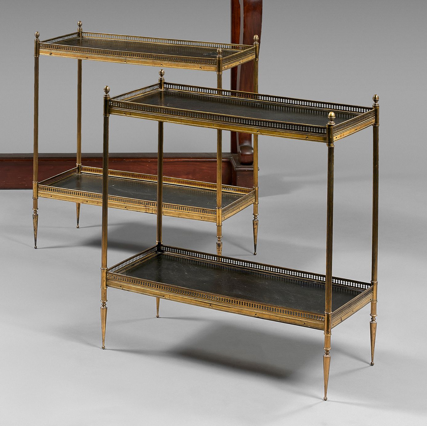 Null Pair of tables "bout de canapé" with two leather tops, with gilt metal open&hellip;