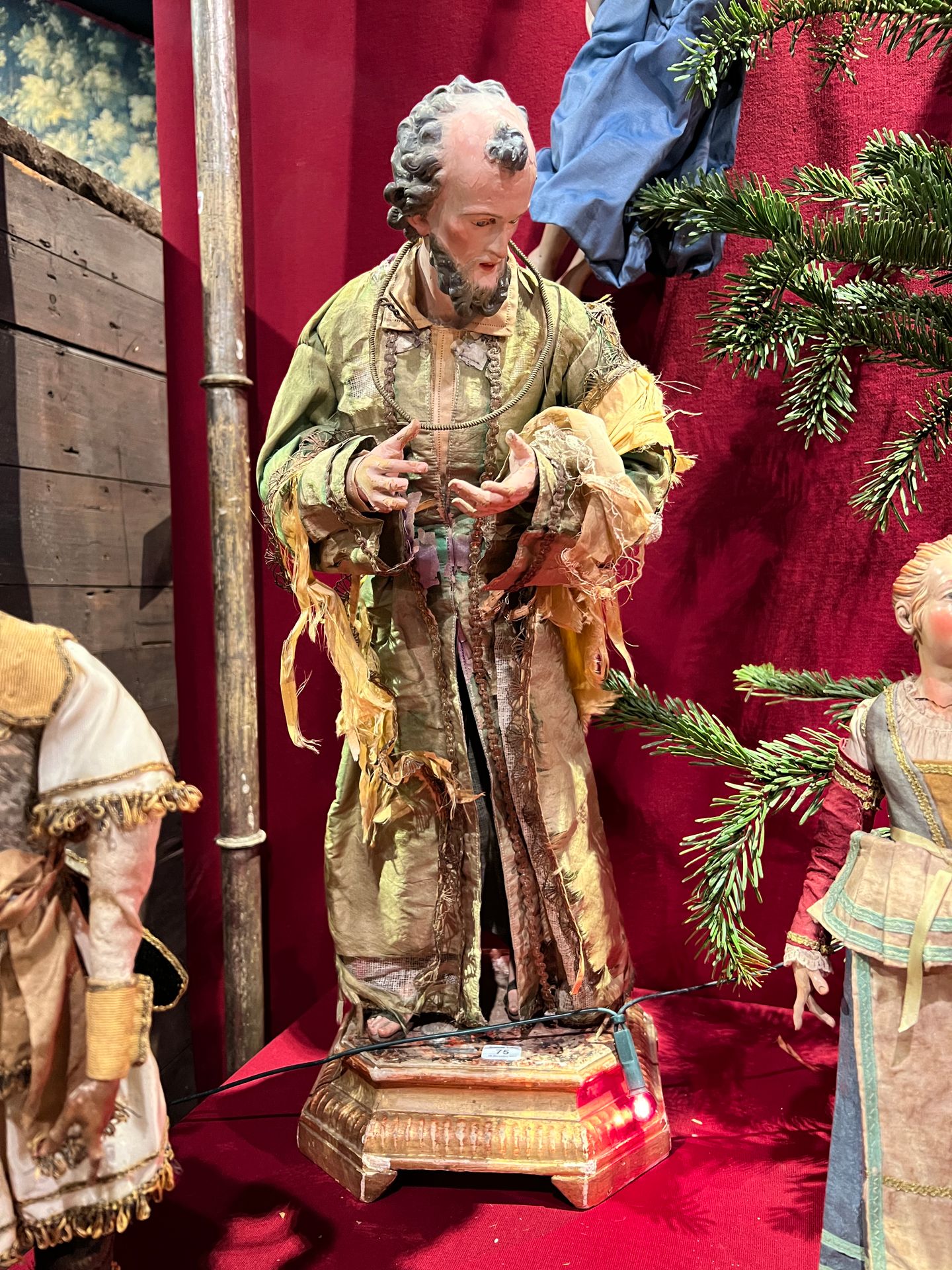 Null Gran estatuilla de madera tallada y policromada de San José, con túnica de &hellip;