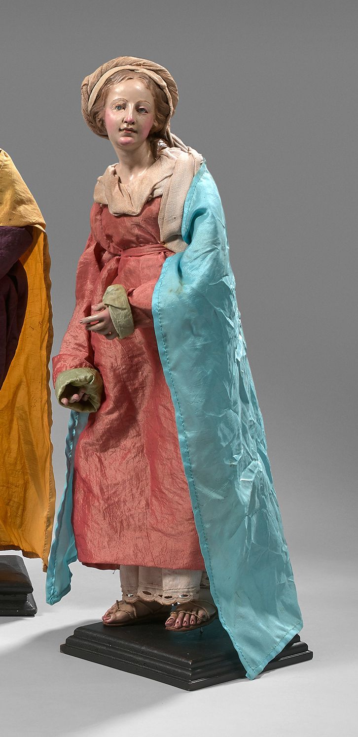 Null 多色陶土制作的身着红衣、蓝色斗篷和凉鞋的圣母雕像。
高度：41厘米