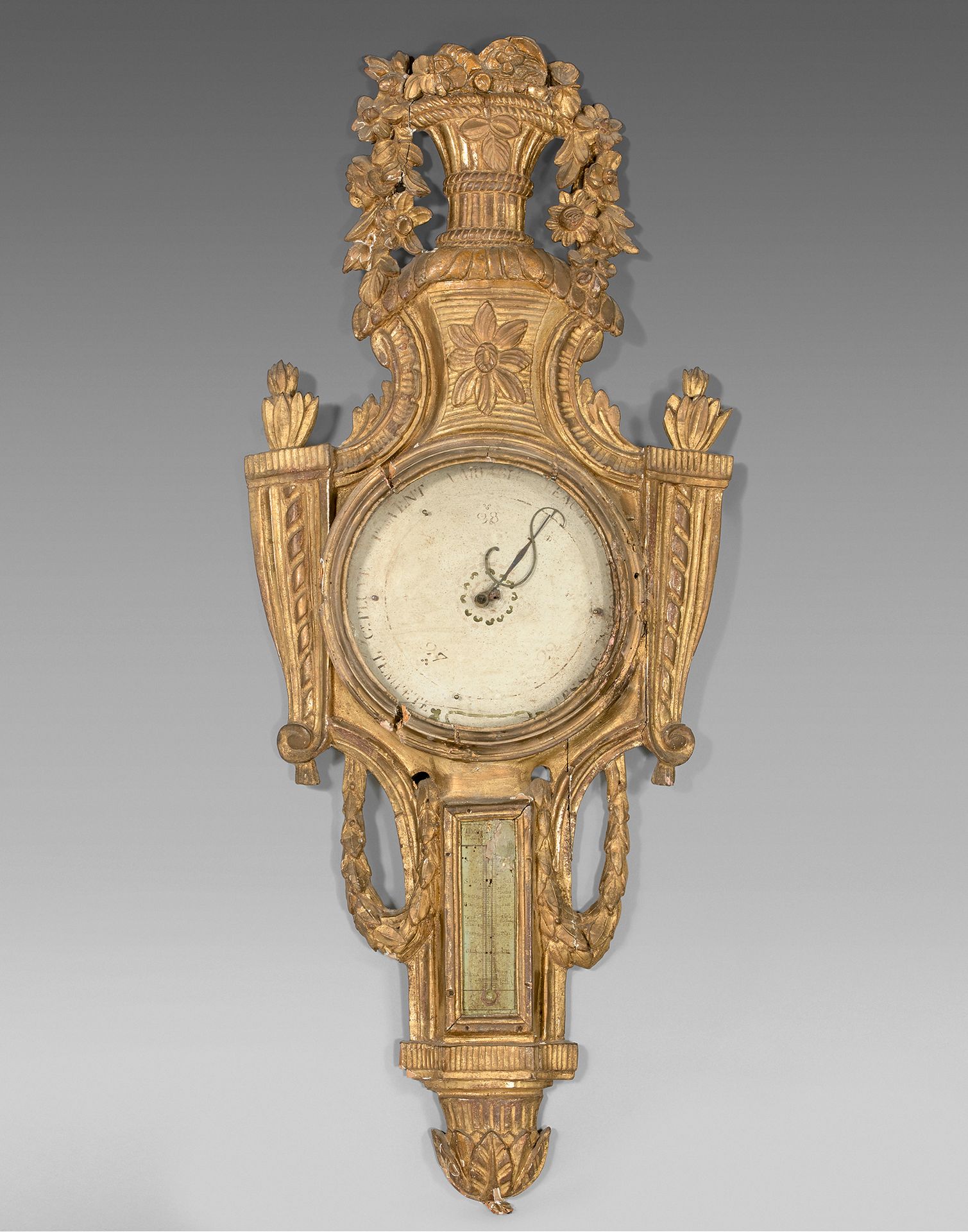 Null 鎏金木气压计-温度计框架，雕刻有花篮、花环和叶子。
18世纪晚期。(多次事故和零件丢失）。
高度：90厘米