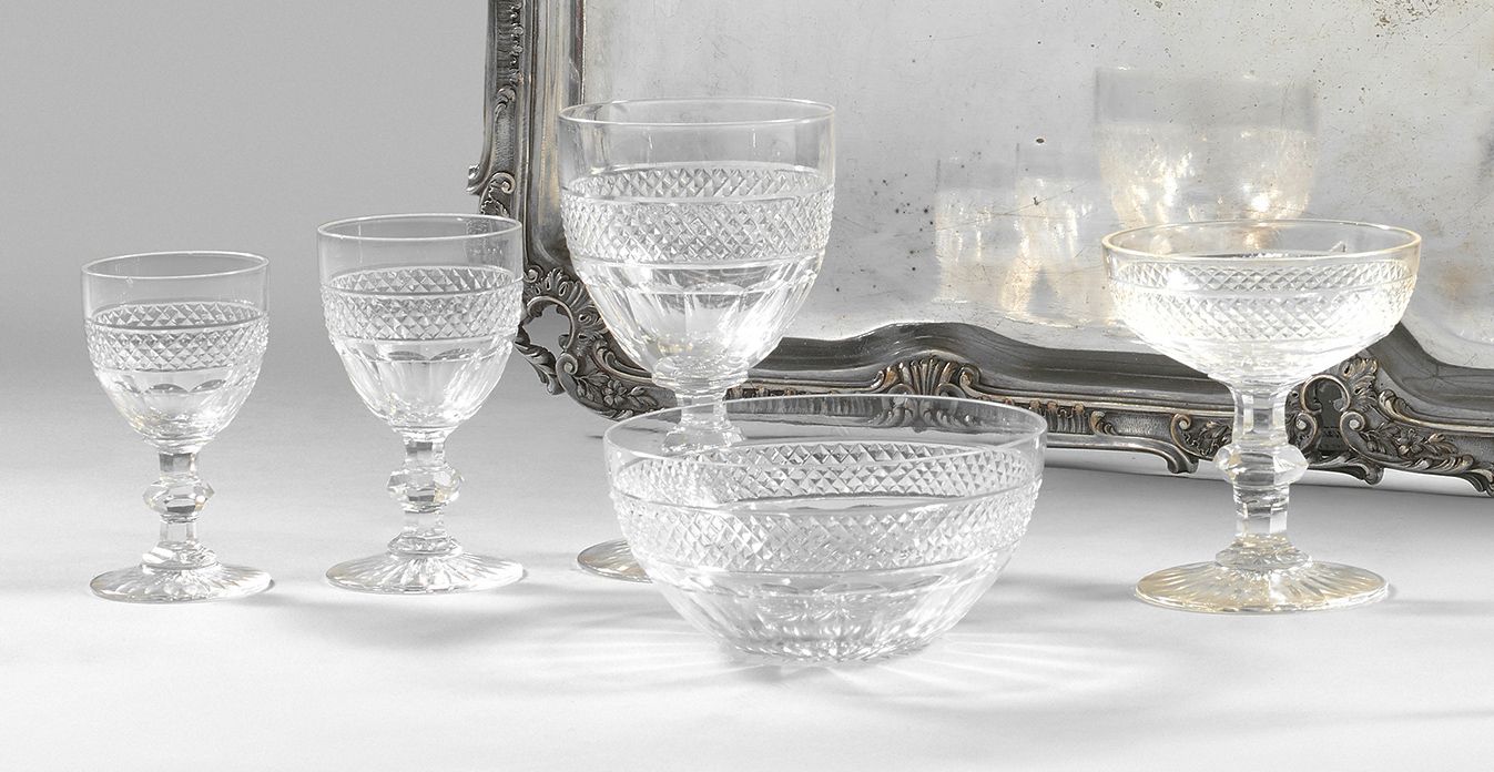 Null 切割水晶器皿套装，包括：15个水杯，11个红葡萄酒杯，17个白葡萄酒杯，12个香槟杯和11个手指碗。
圣路易制造。