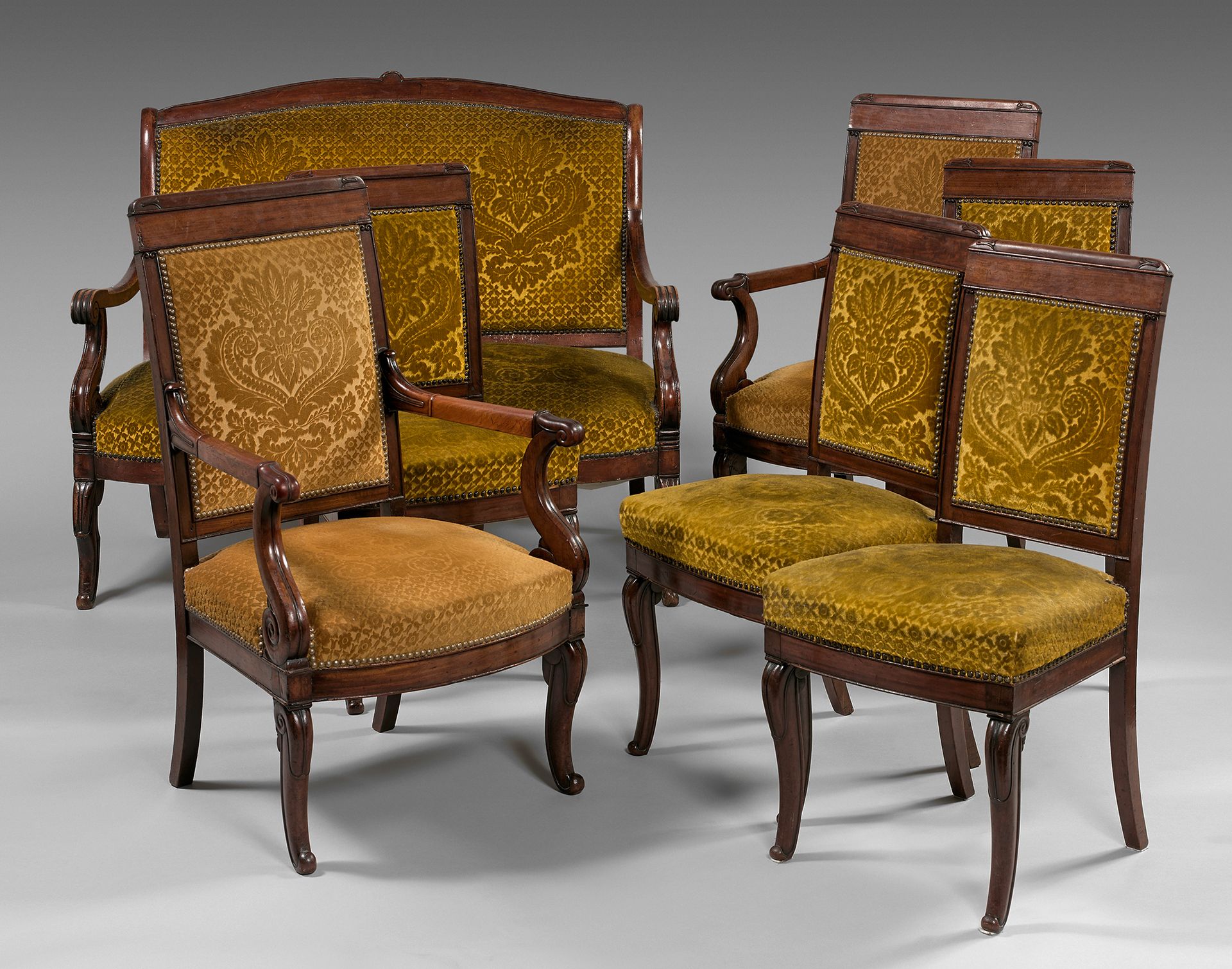 Null Salonmöbel aus Mahagoni mit leicht umgekehrten Rückenlehnen, bestehend aus &hellip;