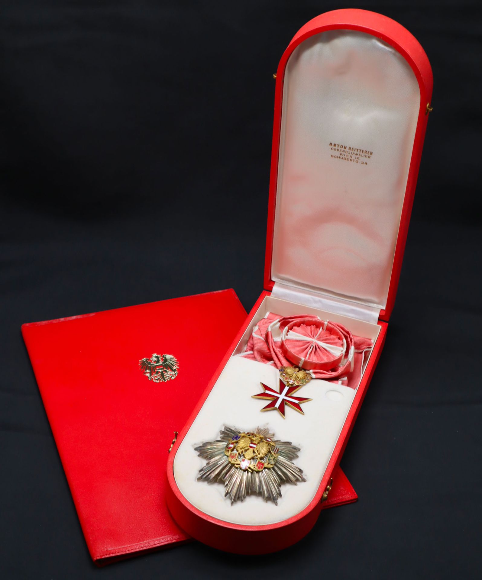 Null 奥地利 - 共和国功绩勋章，一套大十字勋章包括：镀金铜和珐琅的珠宝；银盘，镀金铜珐琅的鹰，背面有Reitterer家族的图案，标题标记，用拨动针固定；&hellip;