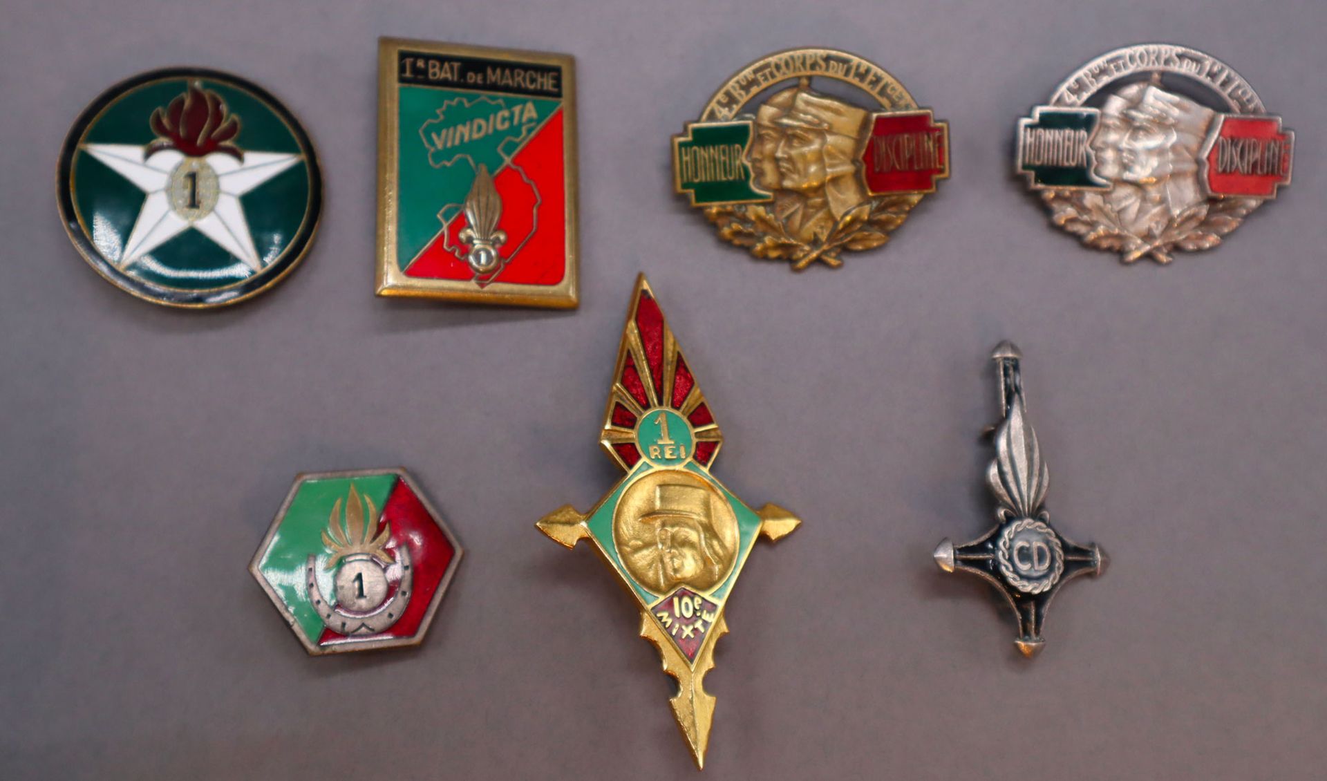 Null 外籍军团--第1外籍步兵团，7枚徽章：第1外籍第4营建制团两种变体，部队模型（铜质）和银质（军士）（德拉戈-贝朗热）；第1R.E.I.行军营。在远东地&hellip;