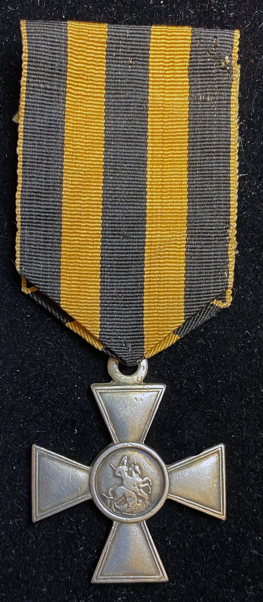 Null 俄罗斯--圣乔治四等十字勋章，1913年后，银质，背面印有奖励编号 "75 877"（划痕），法式丝带。
40,5 x 34 mm
俄罗斯，第一次世界&hellip;