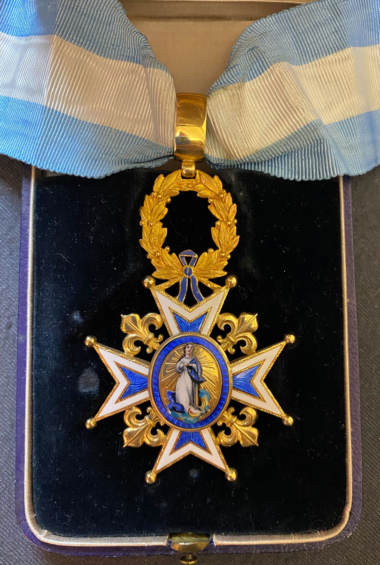 Null 西班牙-查理三世勋章，成立于1771年，金质和珐琅质指挥官珠宝，正面中心有两部分，固定的皇冠，领带，装在原来的盒子里，盖子上印有西班牙国徽。
75 x&hellip;