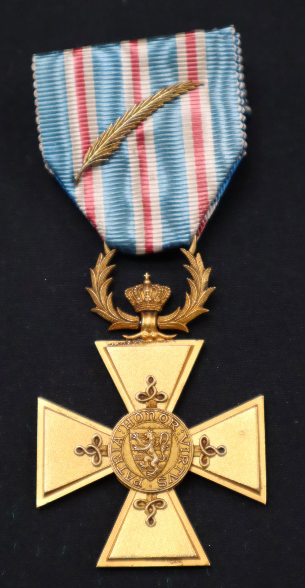 Null 卢森堡--荣誉和军事功勋十字勋章，镀金，带有鎏金手掌的丝带（已褪色）。
53 x 40.5 mm
法国，20世纪中期。
1951年成立，分为三个等级，&hellip;
