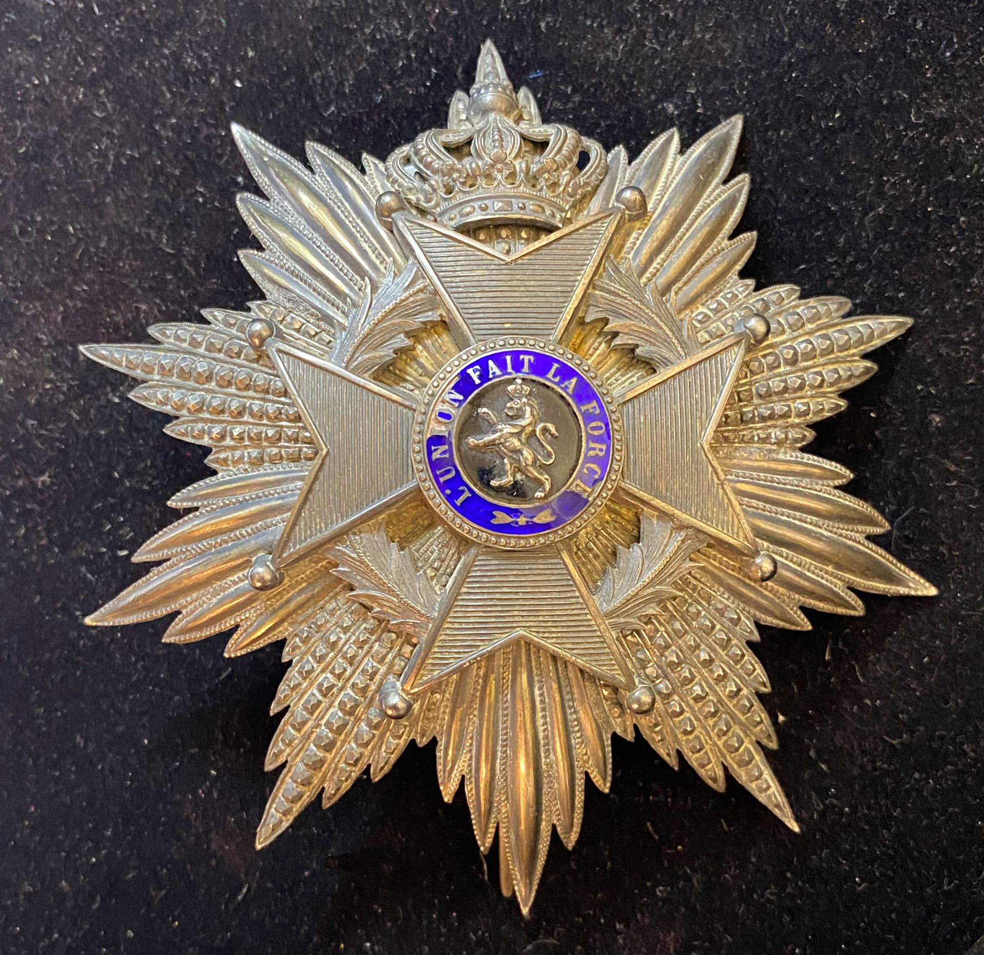 Null 比利时-利奥波德二世勋章，成立于1900年，第二类银镀金和珐琅大十字勋章（有微小缺口），背面有巴黎Boullanger之家的图饰，由一个拨动针和两个侧&hellip;