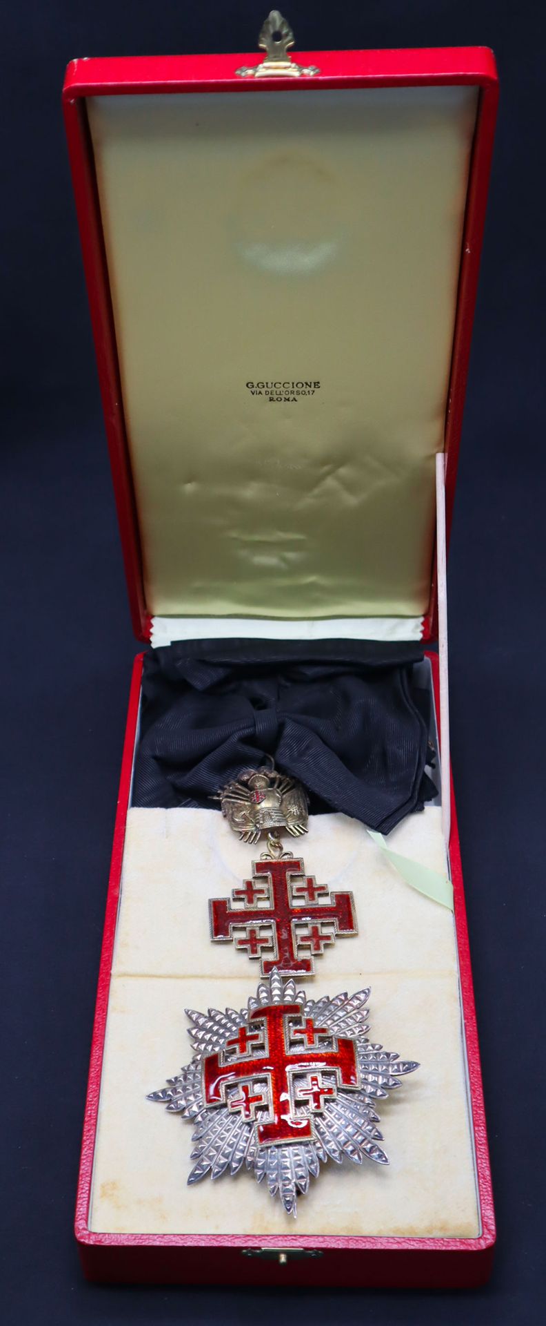 Null 梵蒂冈--圣墓骑士团，1847年重组，一套大十字架模型1936年，包括:镀金和珐琅的珠宝，十字架上有武器的奖杯（扳机防护装置略微变形）；银质的盘子上刻&hellip;