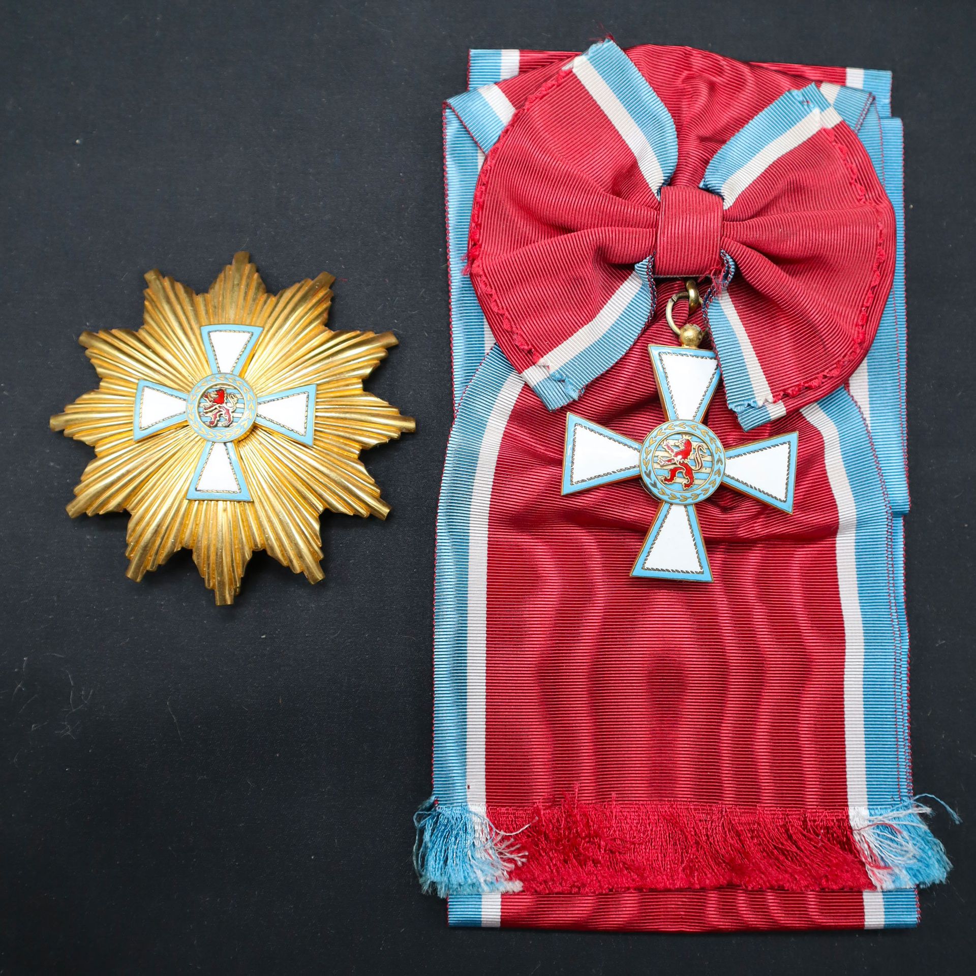 Null 卢森堡--功绩勋章，一套大十字勋章包括镀金青铜和珐琅的珠宝和牌匾，中心分为三部分，由一个倾斜的针和两个侧钩固定，完整的腰带。
珠宝：57.5 x 52&hellip;