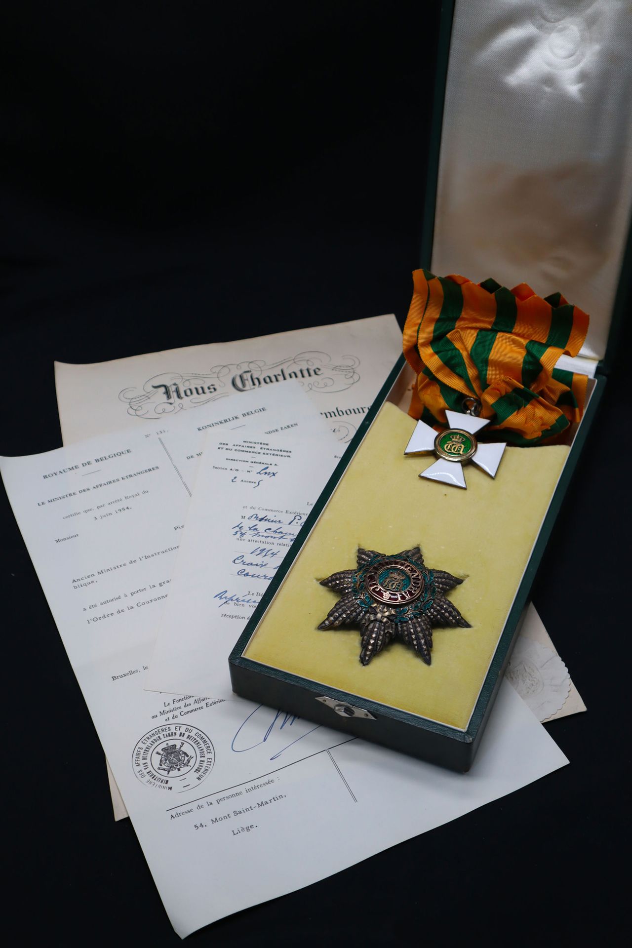 Null 卢森堡 - 橡树皇冠勋章，一套大十字勋章包括：镀金和珐琅的珠宝，中心由三部分组成；银牌，中心由几部分组成，上面有镂空的图例，由一个拨动针和两个侧钩固定&hellip;