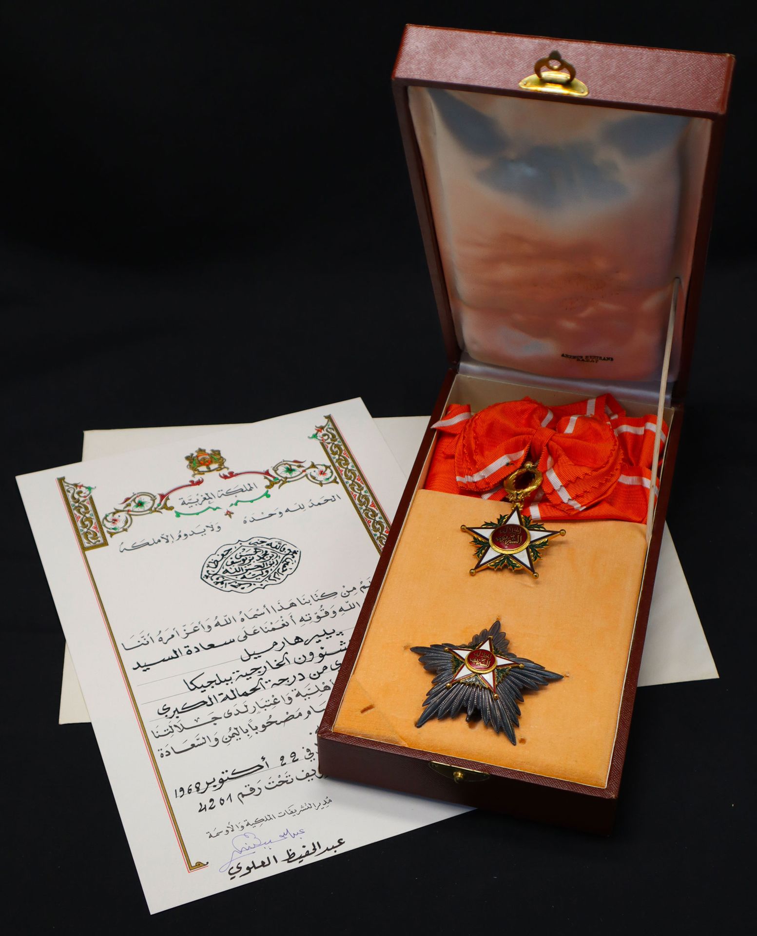 Null 摩洛哥 - Ouissam Alaouite勋章，第三类大十字勋章套装，1954年后，包括：镀金铜和珐琅的珠宝；银盘，镀金铜的星星，用拨动针固定；围巾&hellip;