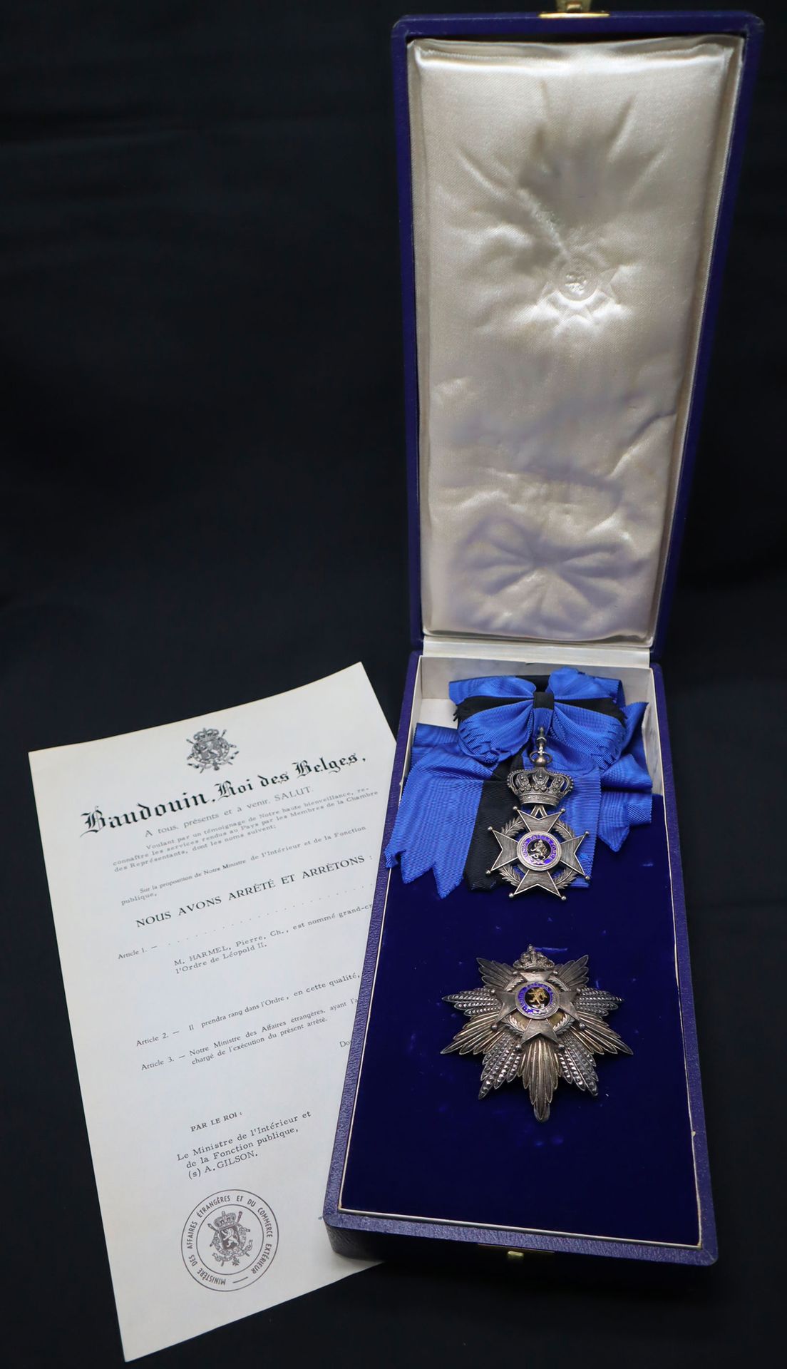 Null 比利时-利奥波德二世勋章，一套双语模式的大十字勋章，包括：银质和珐琅珠宝；银质、镀金和珐琅牌（碎片），用两个侧钩钉住；围巾，装在原来的盒子里。拥有19&hellip;