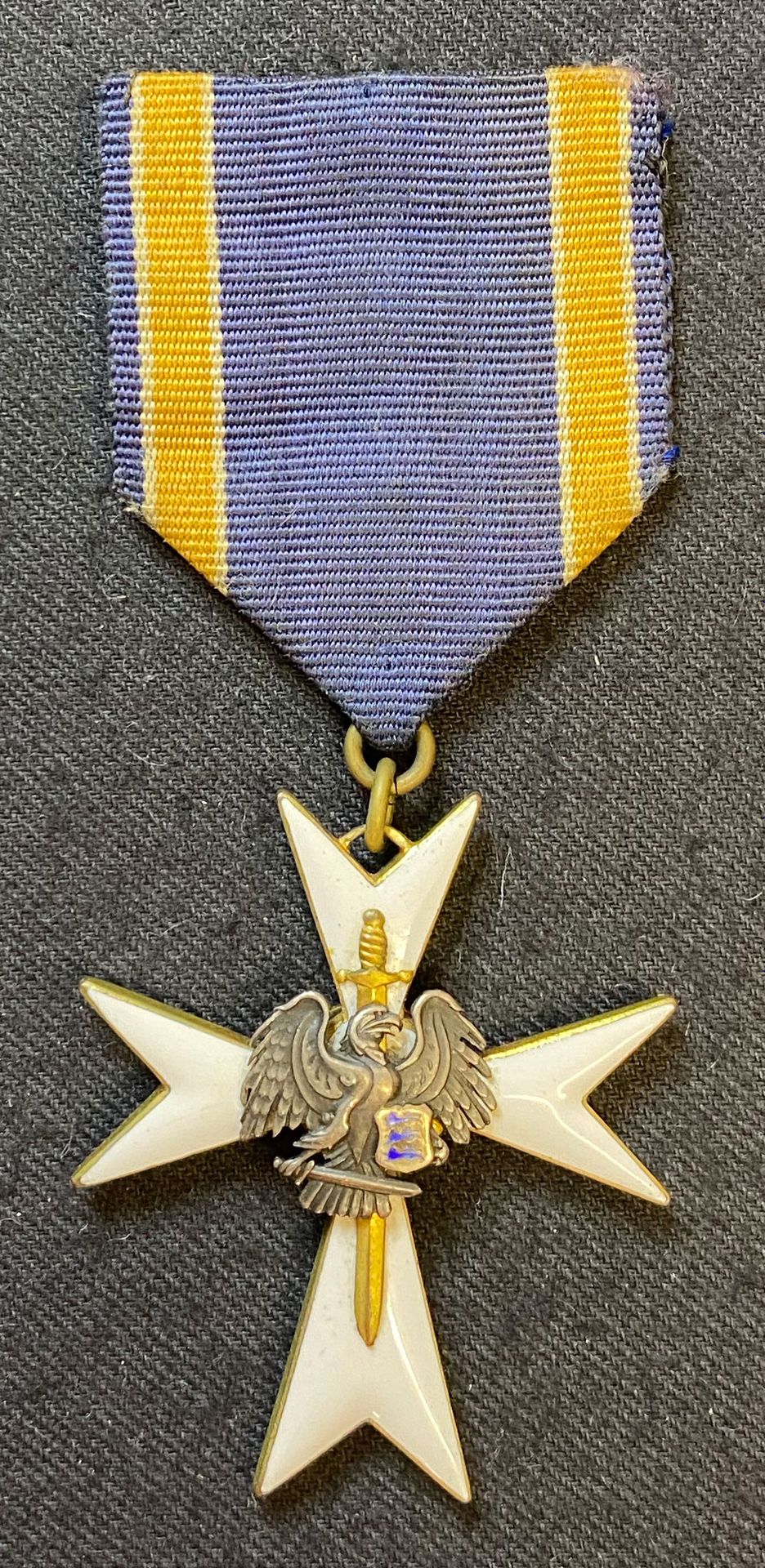 Null 爱沙尼亚 - 国民警卫队白十字勋章，创建于1929年，鎏金青铜、银和珐琅的三级十字勋章，绶带。
45 x 38 mm
法国，战时时期。
TTB