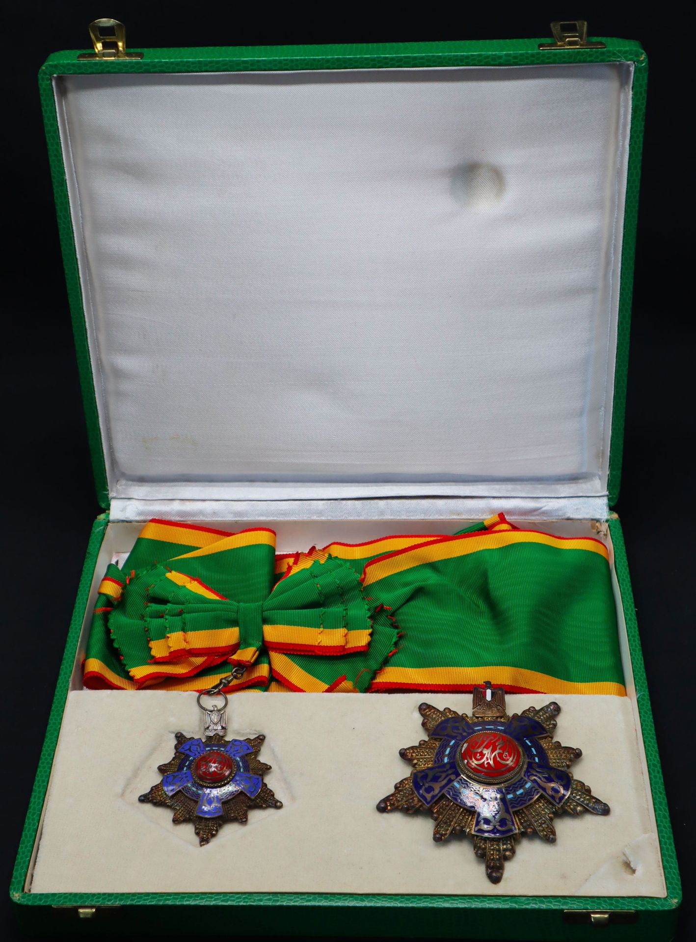 Null 埃及 - 共和国勋章，成立于1953年，一套大十字勋章包括：镀金和珐琅的珠宝和盘子（小缺口），埃及标题标记，背面有银匠Bichay的签名，用一个拨动针&hellip;