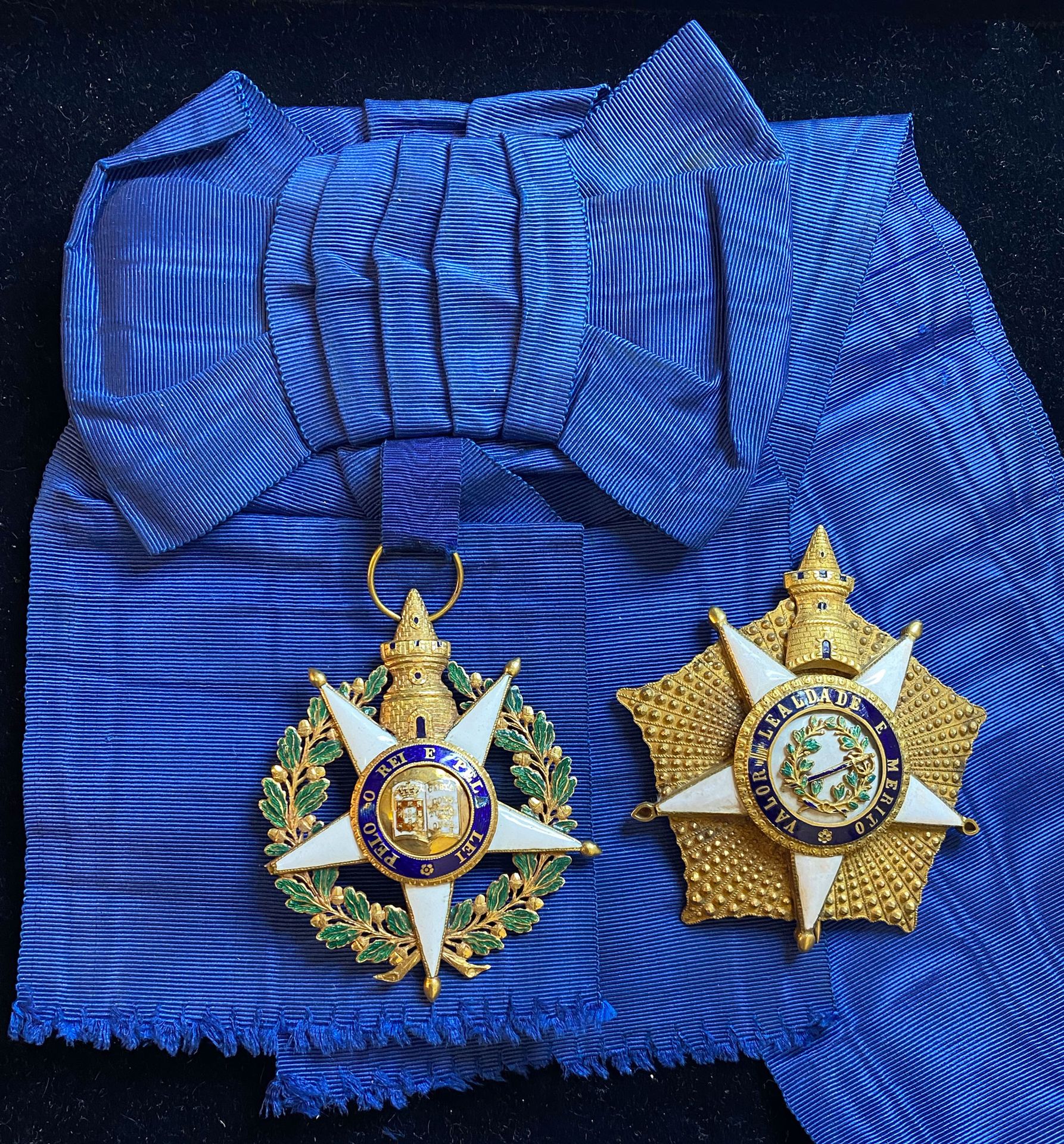 Null 葡萄牙 - 塔和剑勋章，1808年恢复，一套第二类大十字勋章，包括 。錾刻的黄金珠宝，部分经过钝化和抛光，树枝和叶子上了珐琅，中心分为三部分（缺少一个&hellip;