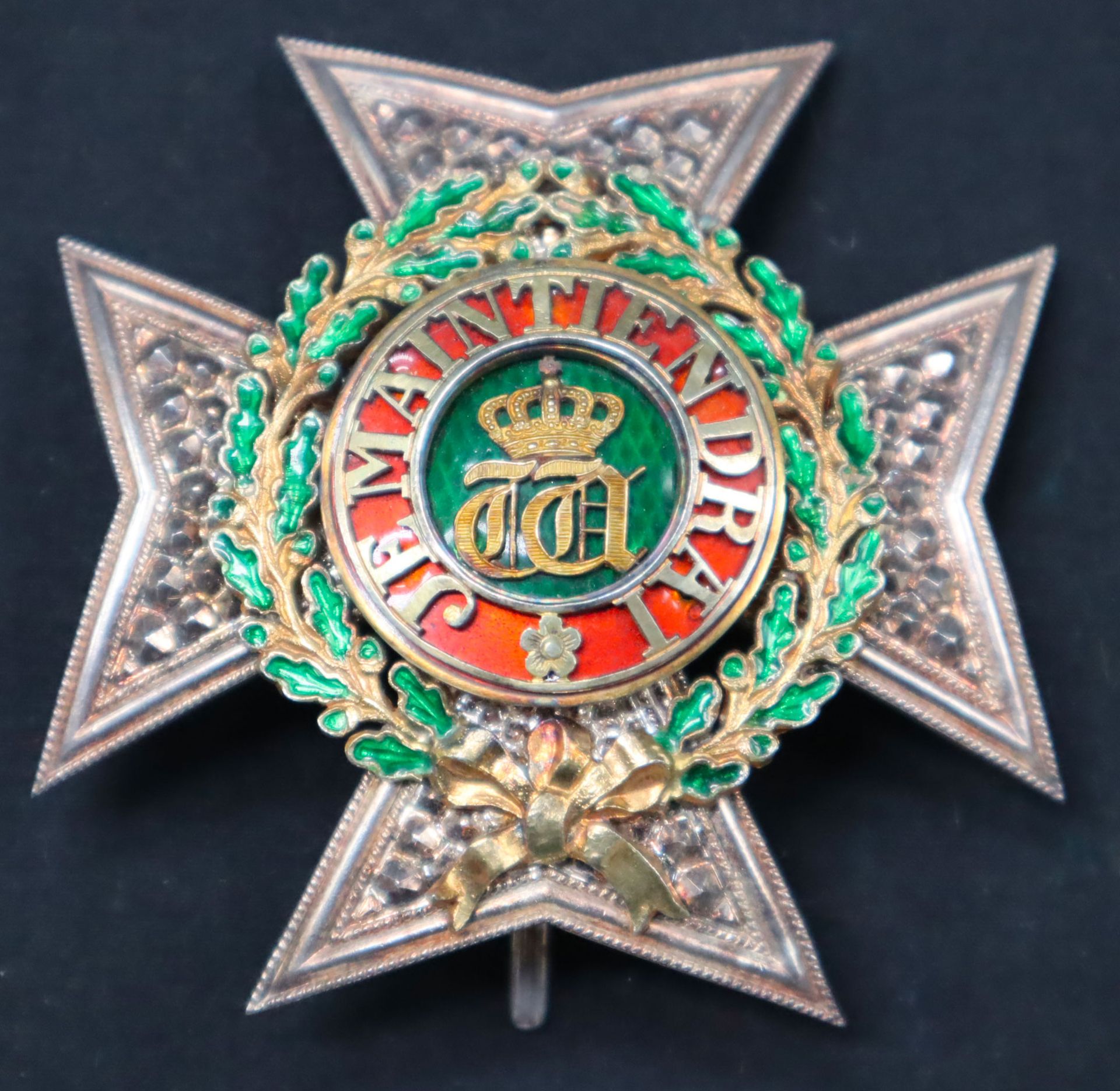Null 卢森堡 - 橡树王冠勋章，银质大军官牌，上面刻有钻石点，中间分几部分是珐琅彩的vermeil，由一个摇针和两个侧钩固定。
72 x 72 mm
法国，&hellip;