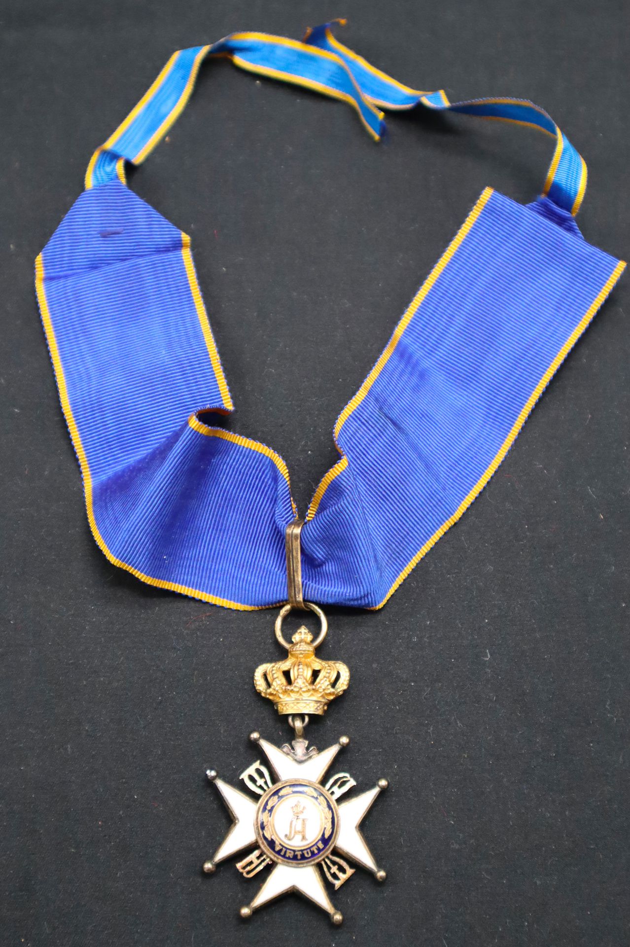 Null 卢森堡-阿道夫-德-拿骚荣誉勋章，贵妇人荣誉十字勋章，中心在一个部分（正面有头发，背面有修复的碎片），小衔接冠，领带。
62 x 38 mm
法国，战&hellip;