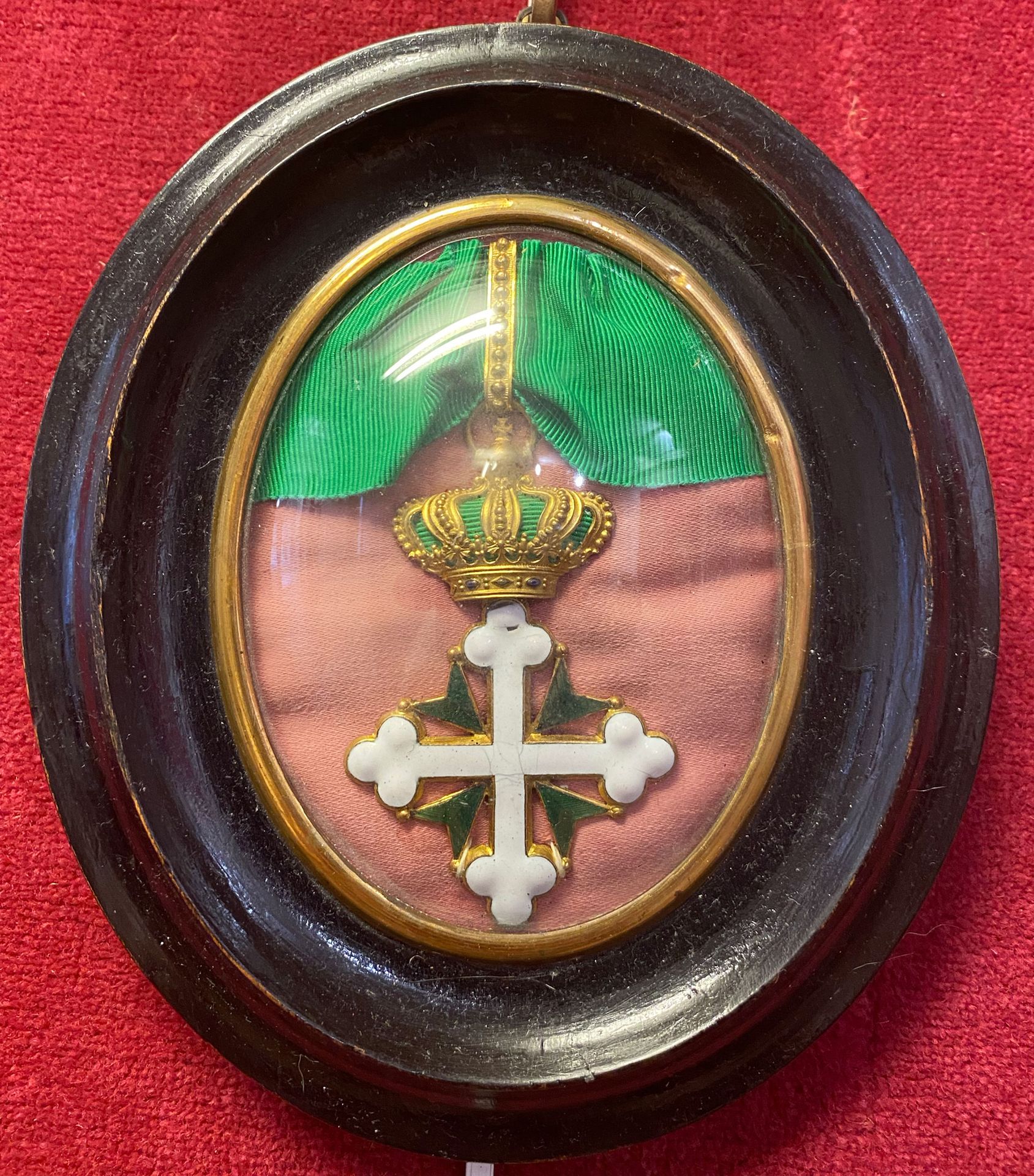 Null 意大利-毛里求斯和拉撒路圣徒勋章，成立于1572年，第二类指挥官十字勋章，镀金青铜和珐琅的演示模型，呈现在一个椭圆形框架中。
75 x 49 mm
法&hellip;