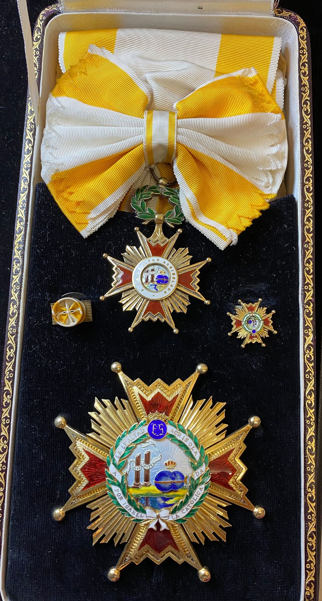Null 西班牙-天主教伊莎贝尔勋章，成立于1815年，佛朗哥摄政时期的全套大十字勋章，包括：镀金和珐琅的珠宝，带有完整的围巾；镀金的盘子，中心有两个珐琅的部分&hellip;