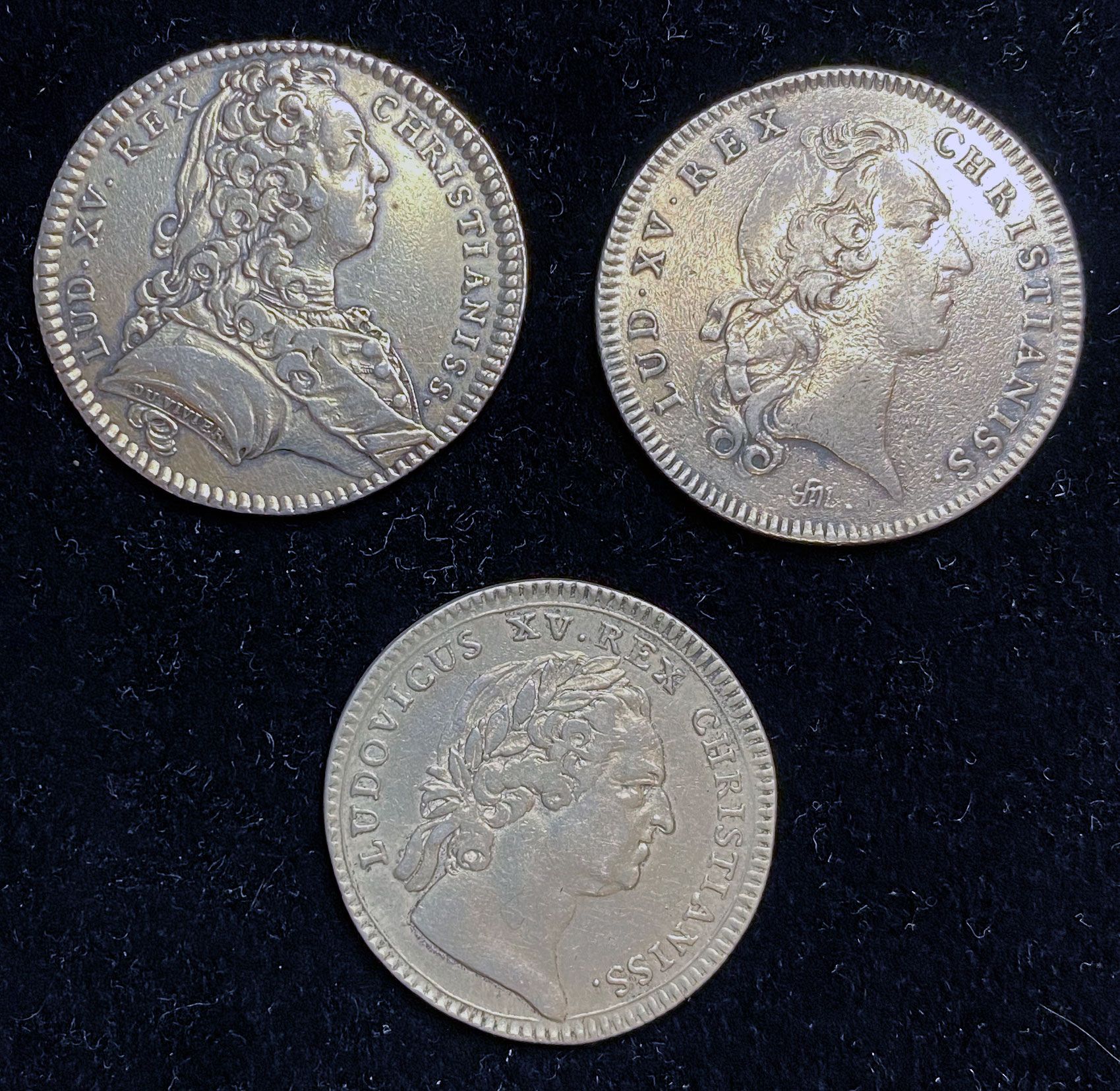 Null 圣路易勋章，两枚银质令牌，右边是路易十五的轮廓，其中一枚身着习惯和围巾，署名杜维耶，一枚是裸露的半身像，署名FM，"LUD.XV.REX CHRIST&hellip;