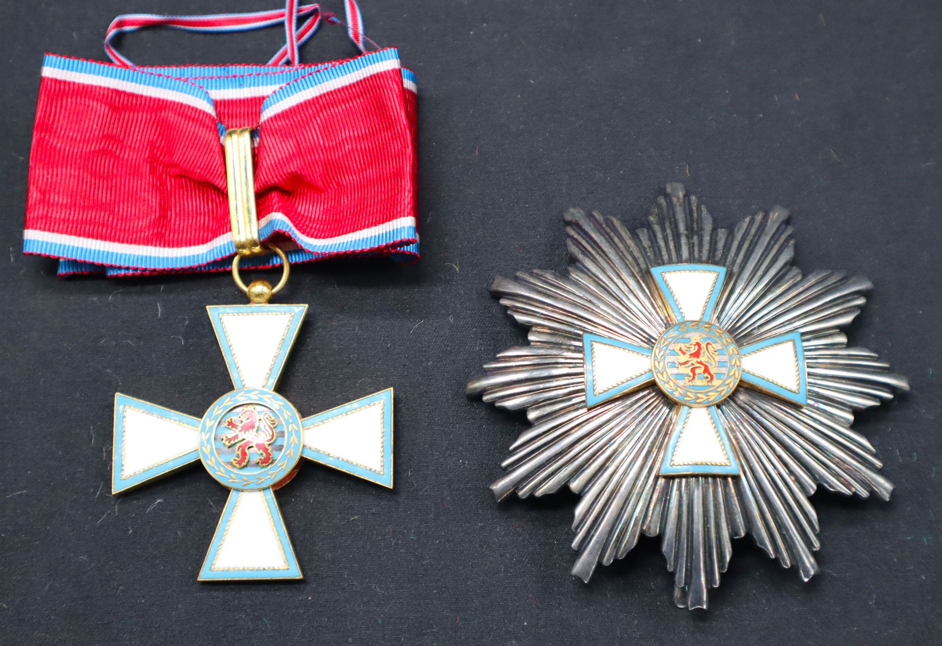 Null 卢森堡-荣誉勋章，大军官套装，包括镀金铜和珐琅珠宝和镀银铜牌，镀金和珐琅十字架，中心分三部分，由一个拨动销和两个侧钩固定，完整的领带。
珠宝：56 x&hellip;