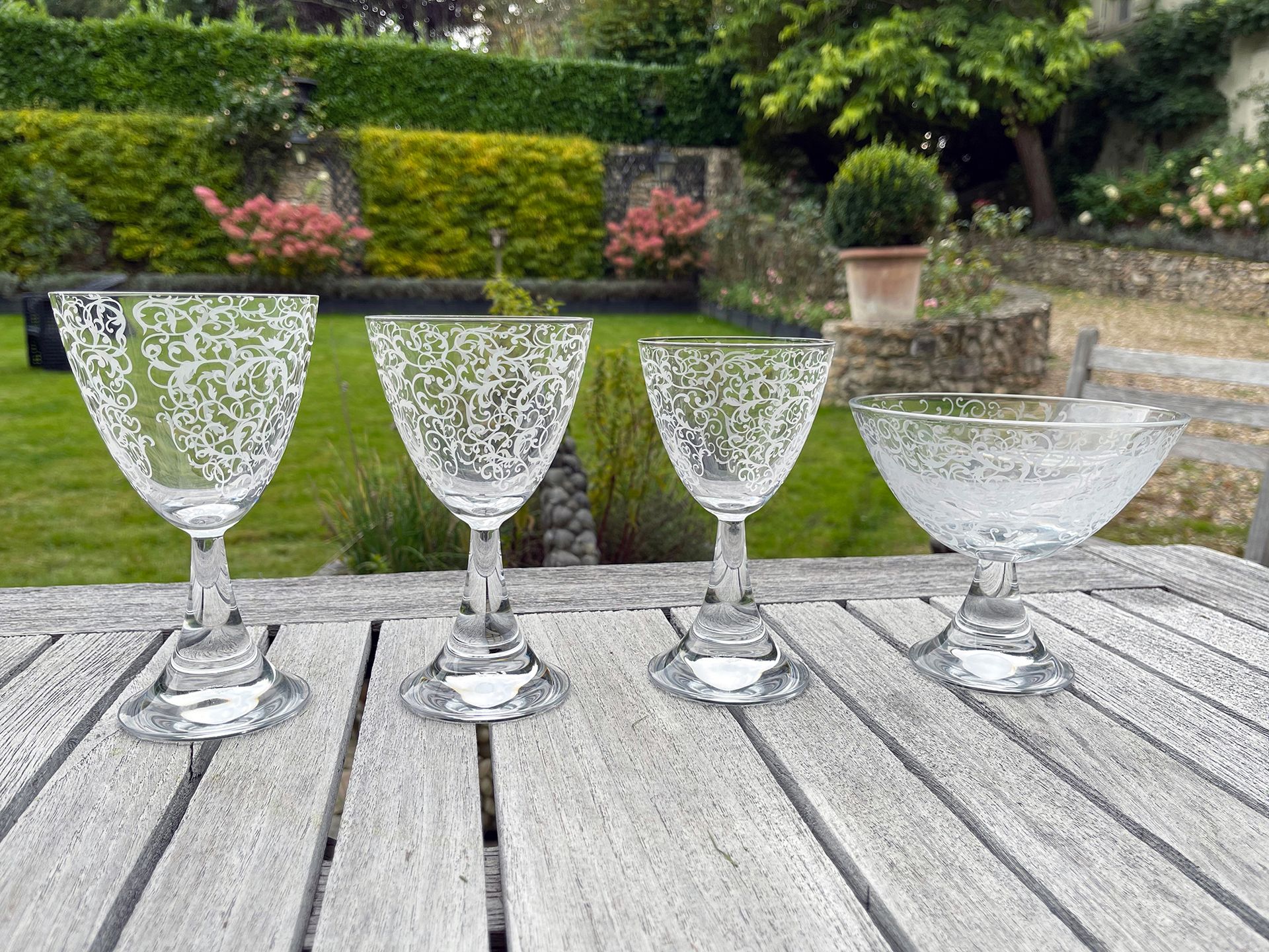 J. G. DURAND 
* 带卷轴的有柄水晶杯套装包括：11个水果杯（4个坏了），6个水杯，12个红葡萄酒杯，10个白葡萄酒杯