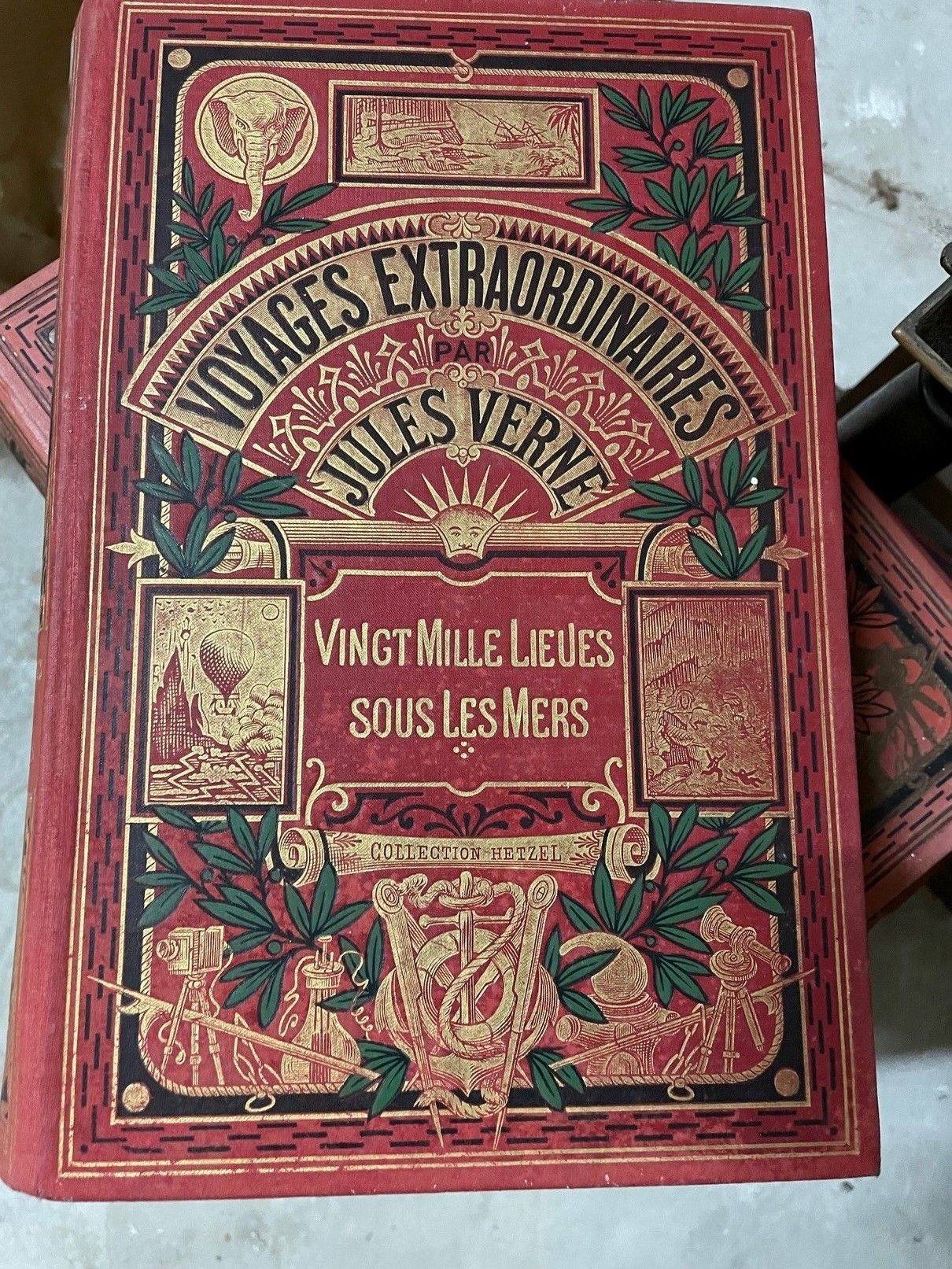 Null 一批卷宗：儒勒-凡尔纳，包括三个灯塔版本，以及19和20世纪的各种书籍。

(平均条件)