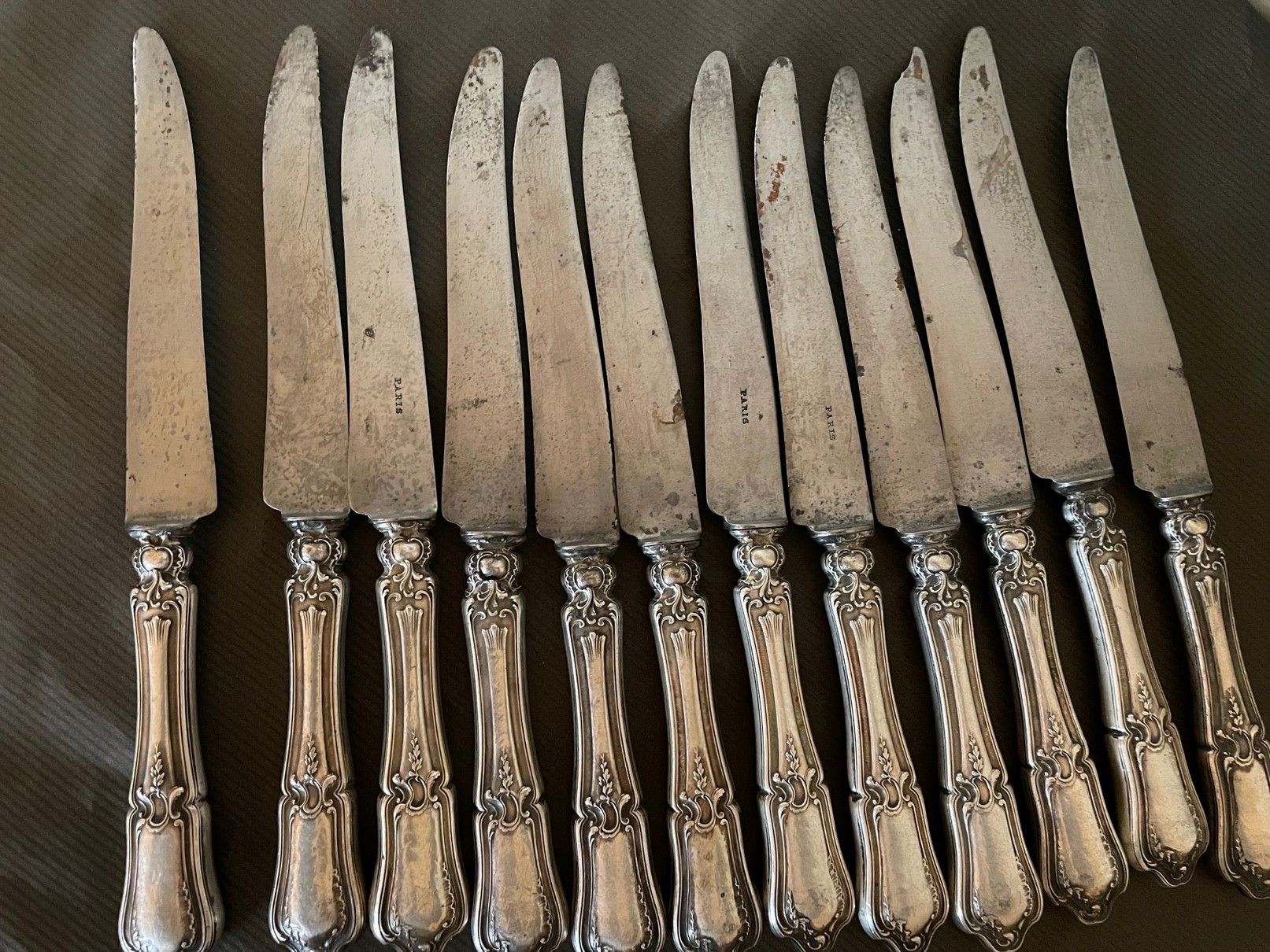 Null Doce cuchillos de acero con mangos de plata forjada (pesos por venir).

Pes&hellip;