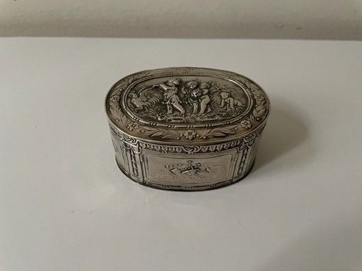 Null Oval silver box decorated in repoussé with cherubs and garlands of flowers.&hellip;